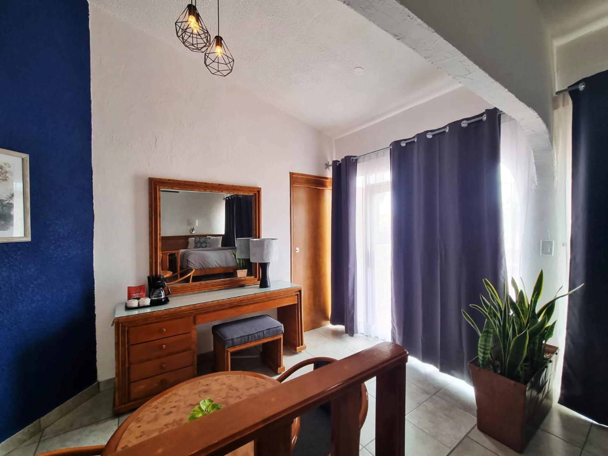 Habitación con cama extragrande y vistas al jardín