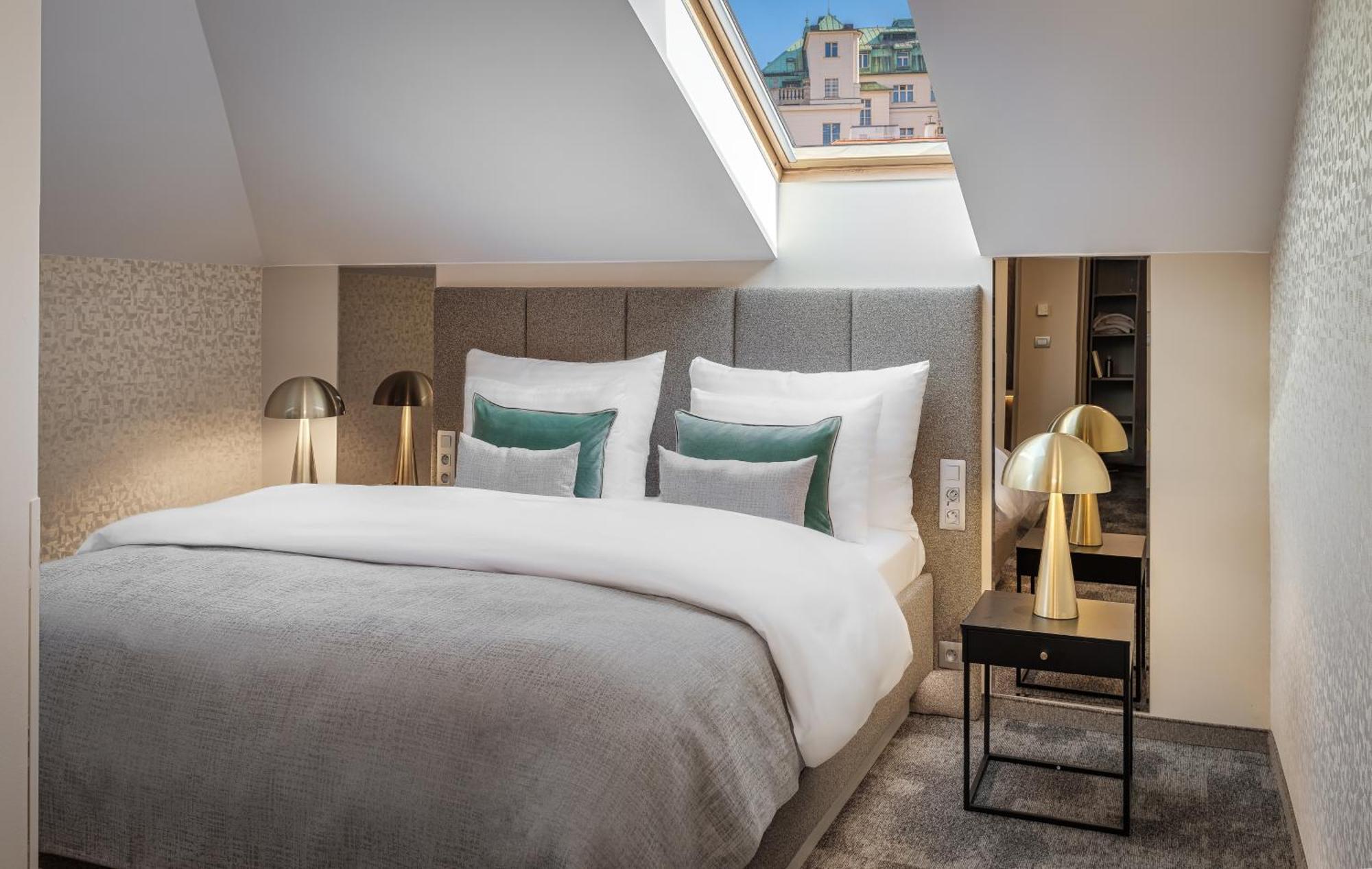 Superior Attic Room,1559661340:JPEG