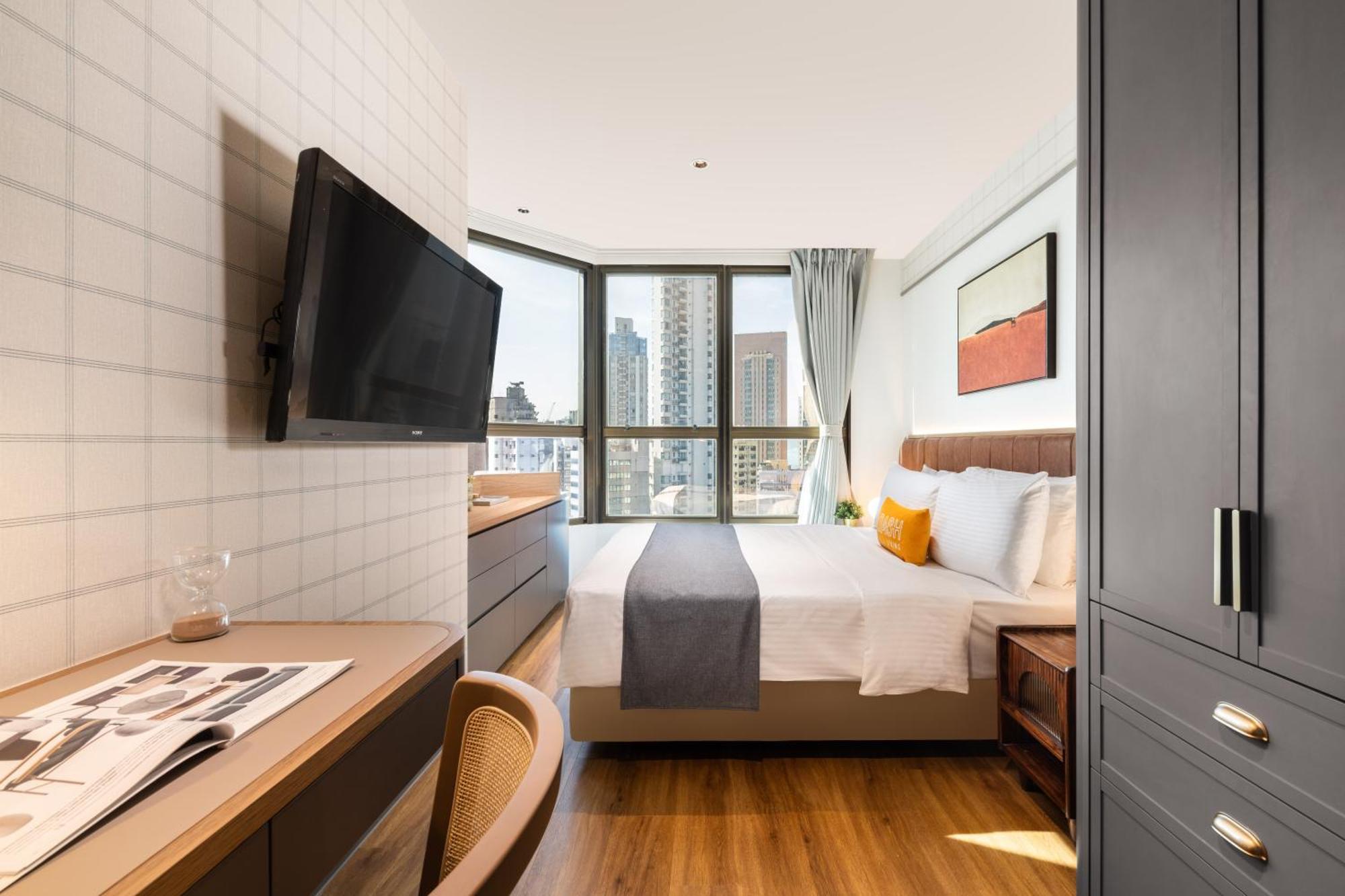 Premier Queen Room