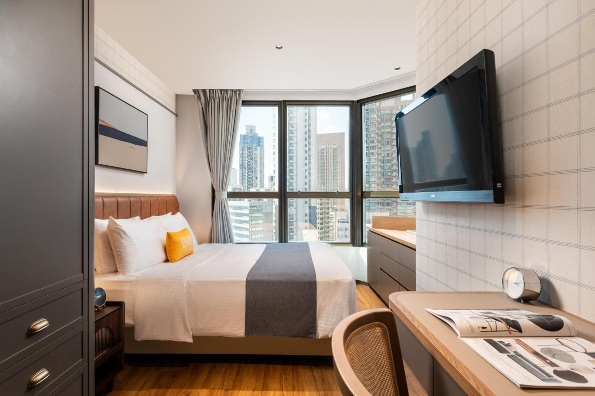 Premier Queen Room