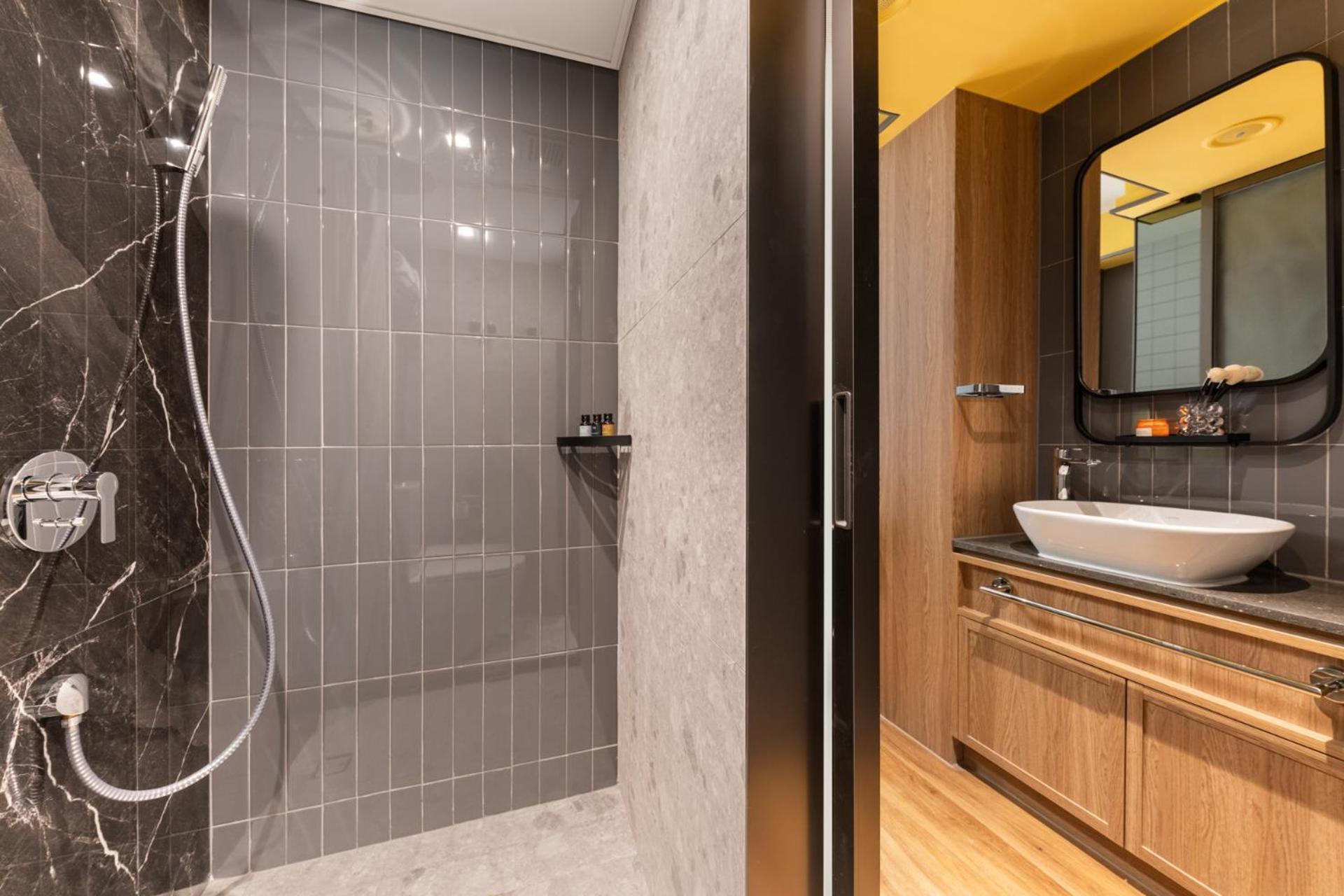 Premier Queen Room