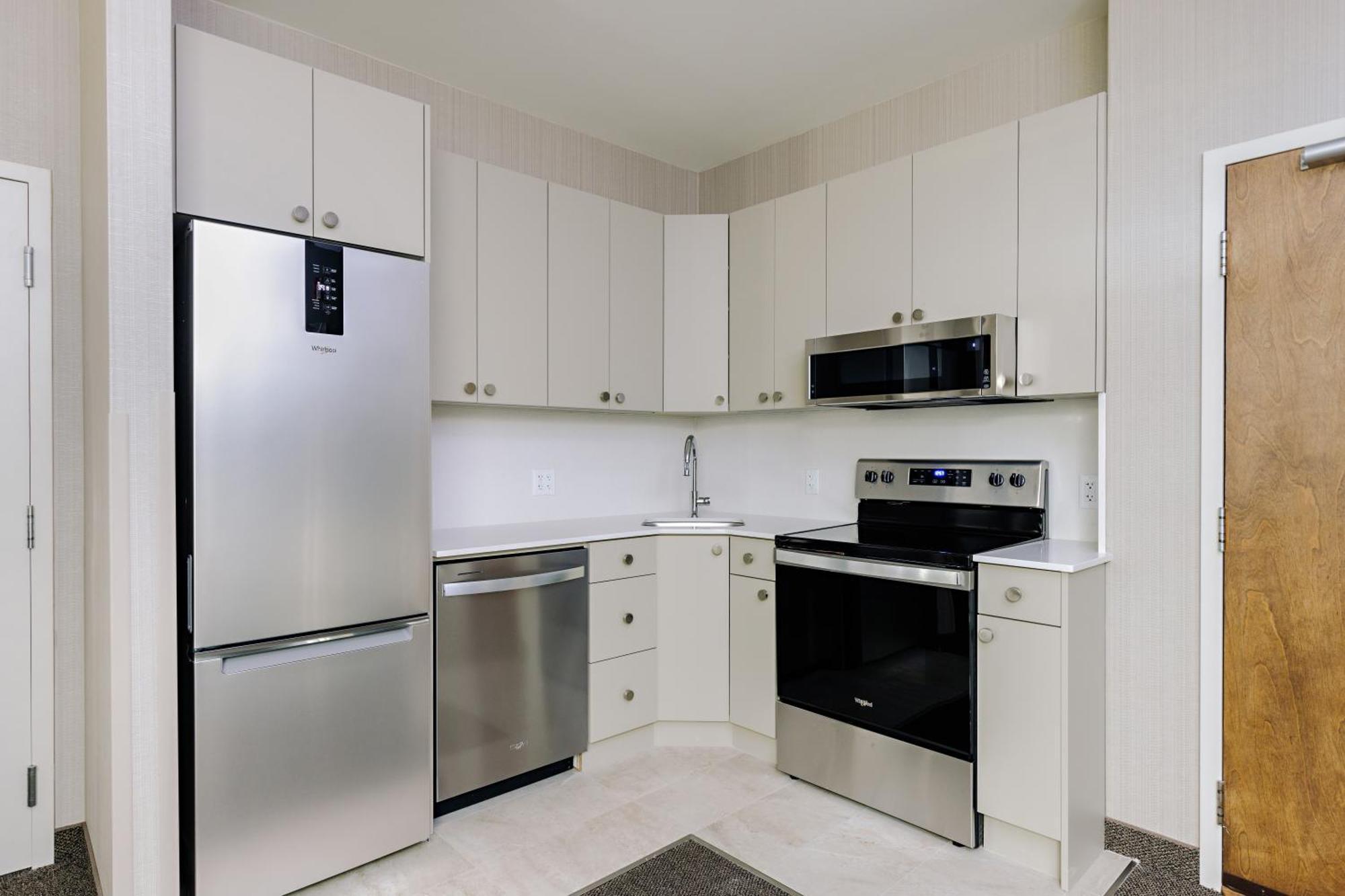 One-Bedroom Queen Suite Mountain View Non-Smoking