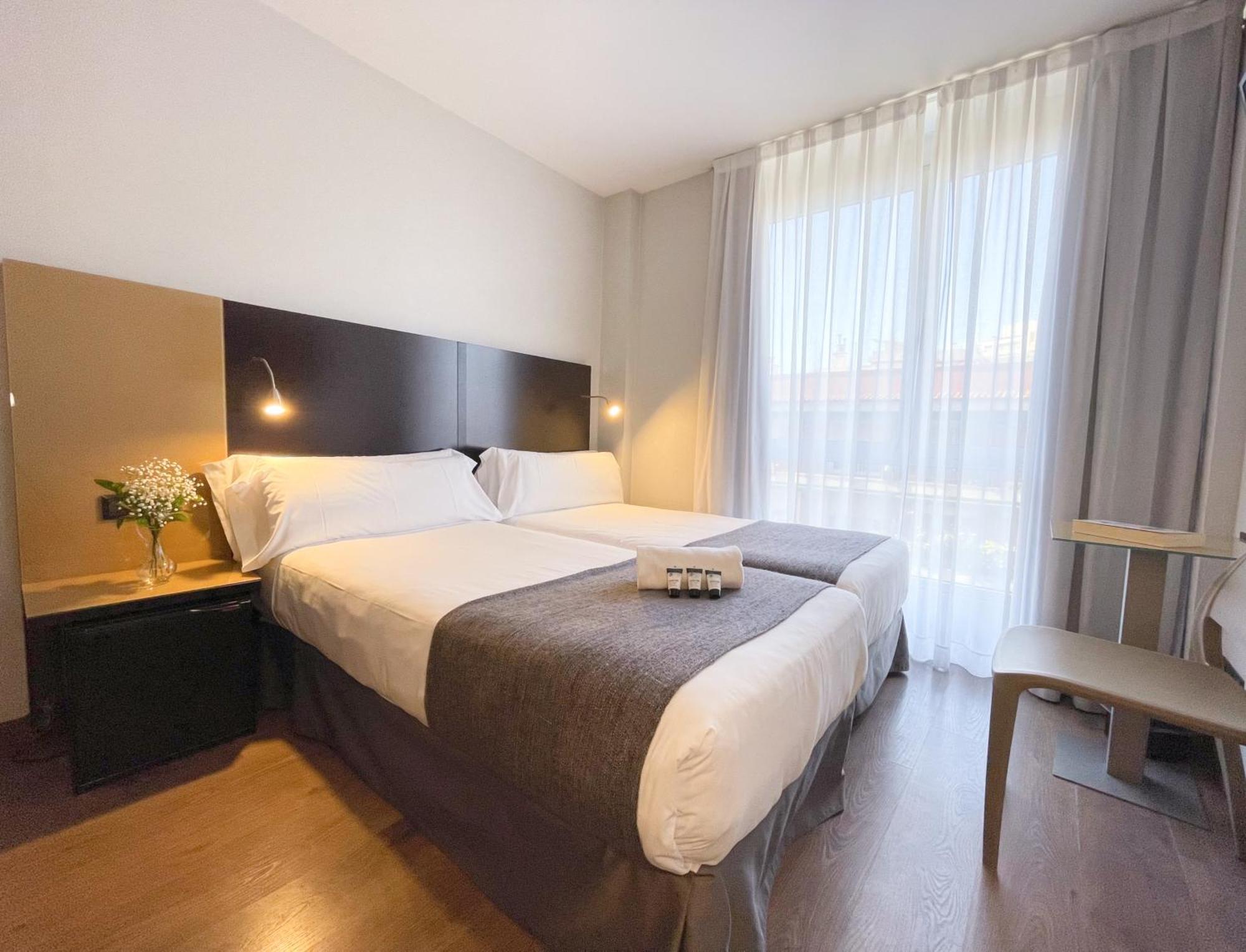 Twin Room,1566931676:JPEG
