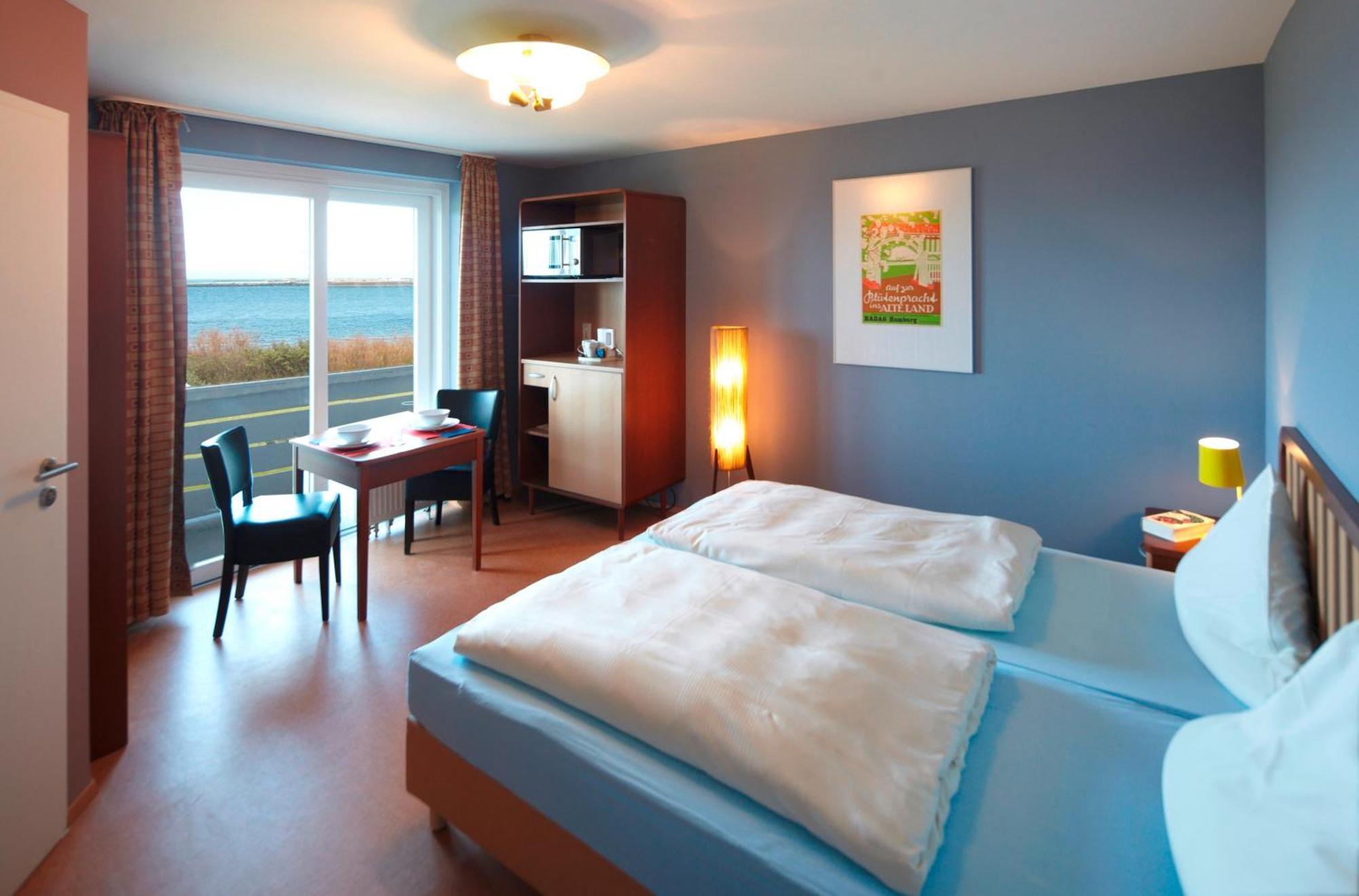 Doppelzimmer mit Balkon und Meerblick
