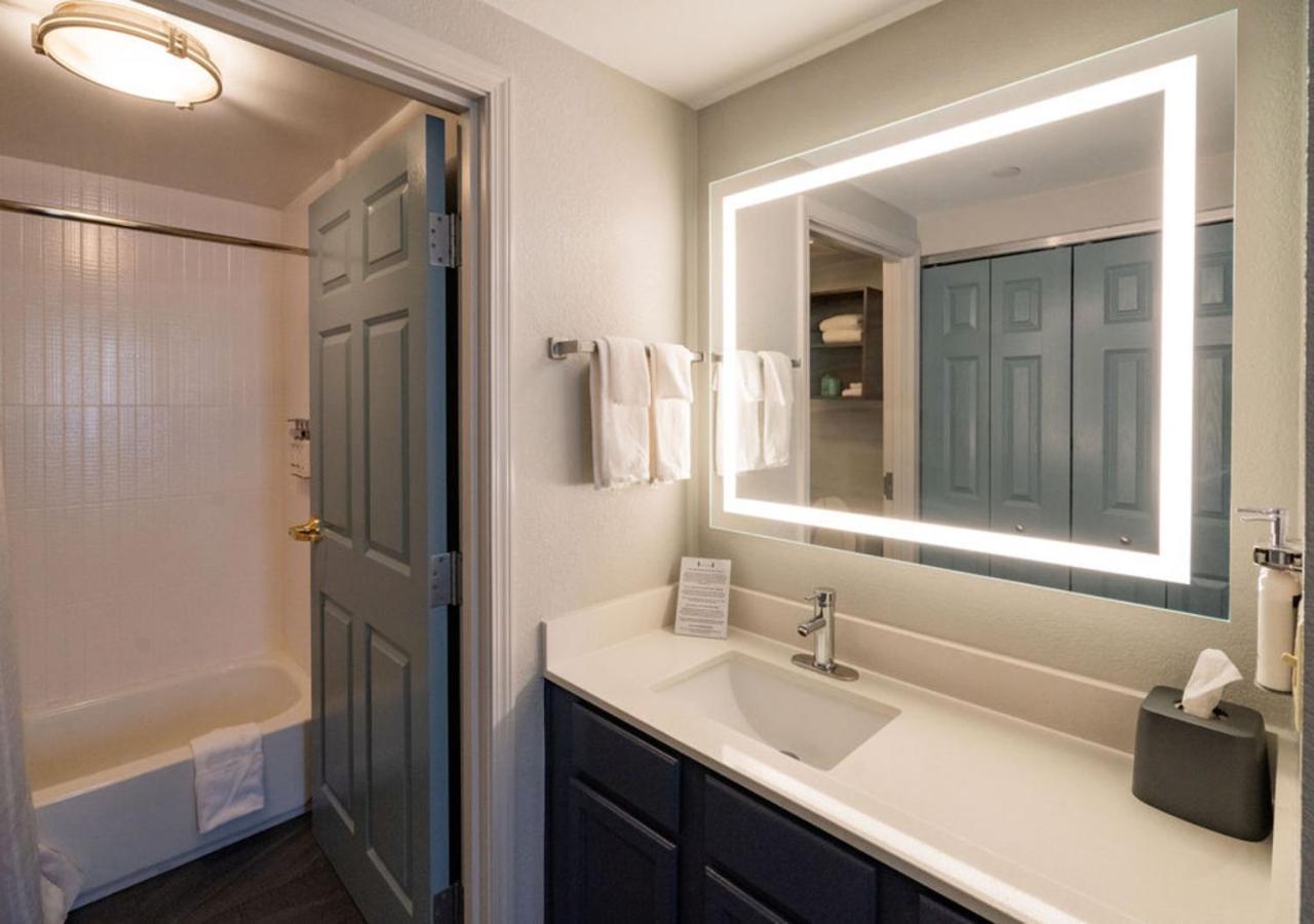 One-Bedroom King Suite