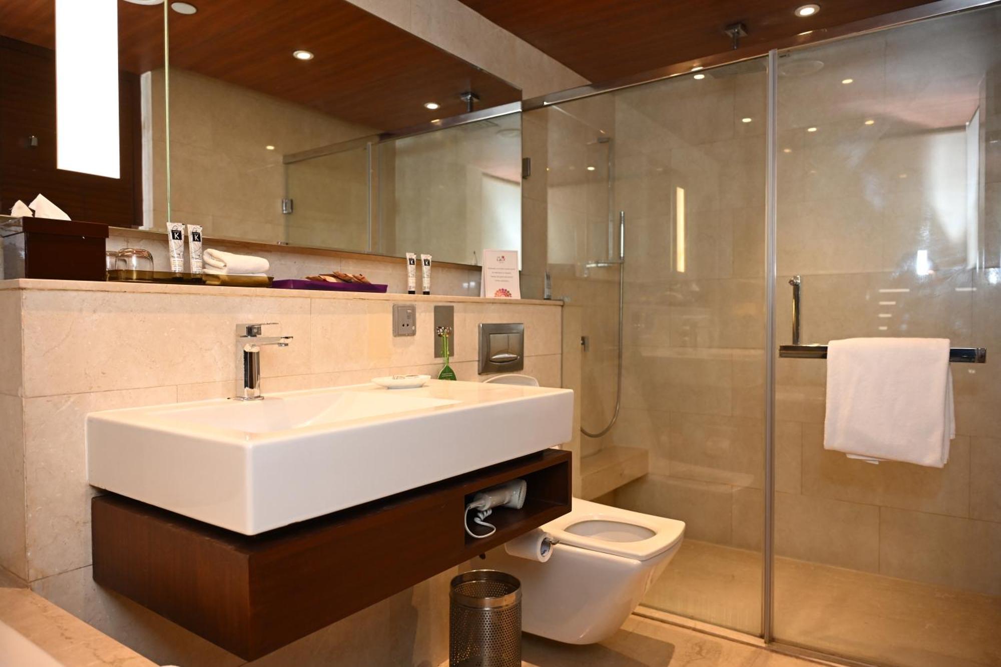 Executive Club Twin Room on Food & soft beverages Laundry & Spa