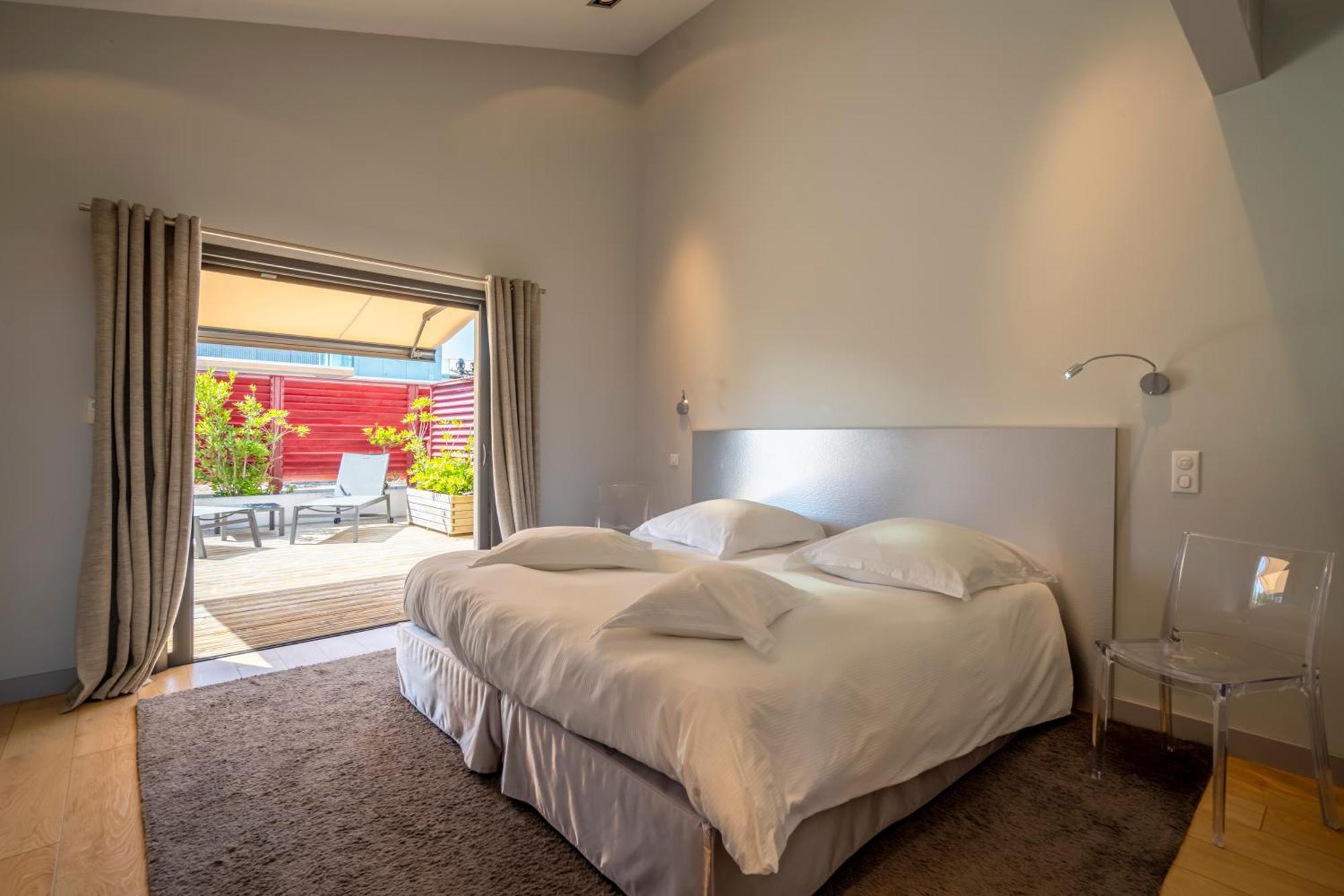 Iguski Room with Terrace,1572660149:JPEG