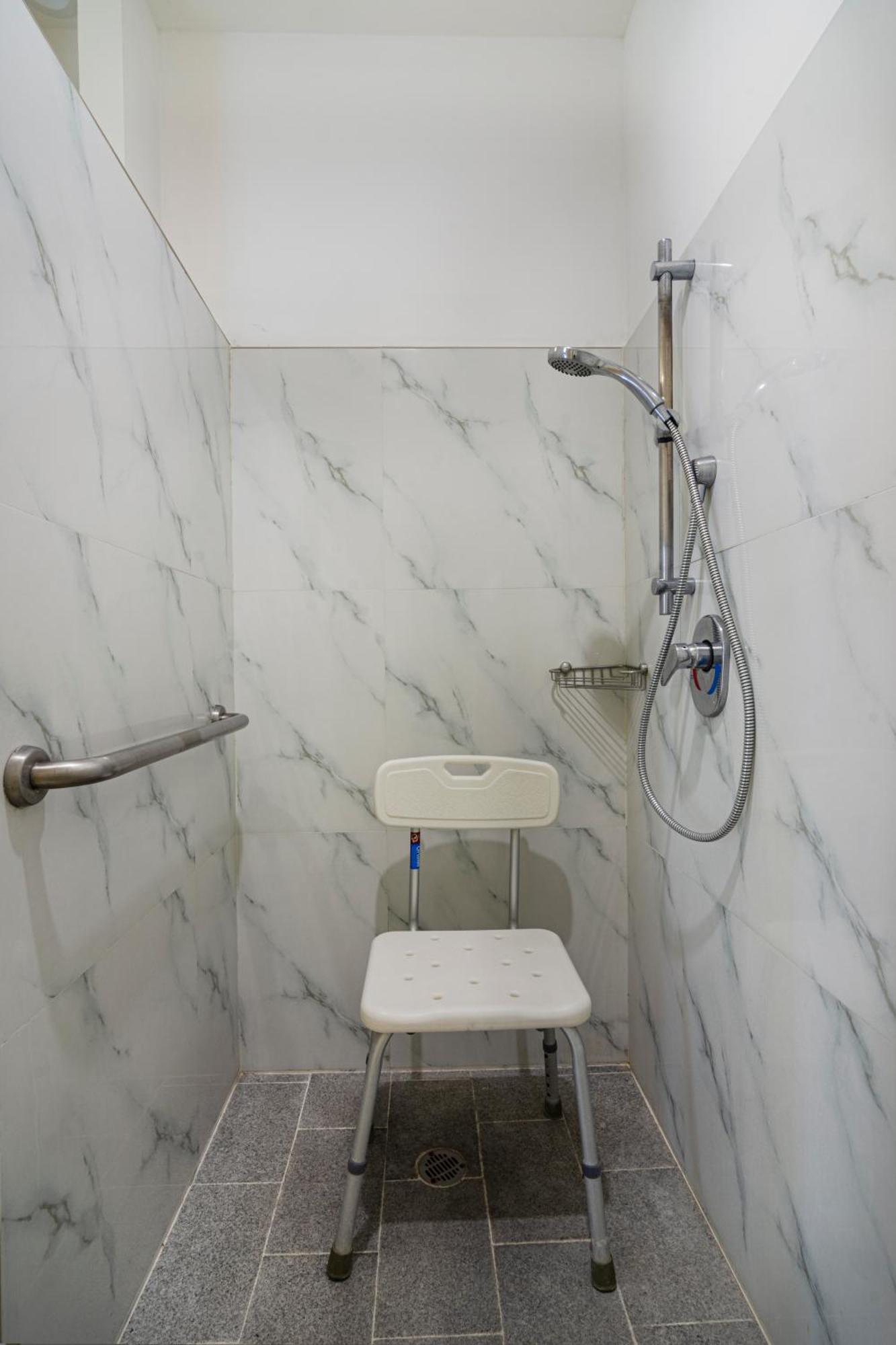 Double Room Two Double Beds Roll Shower Mobility Hearing Access,1572697811:JPEG