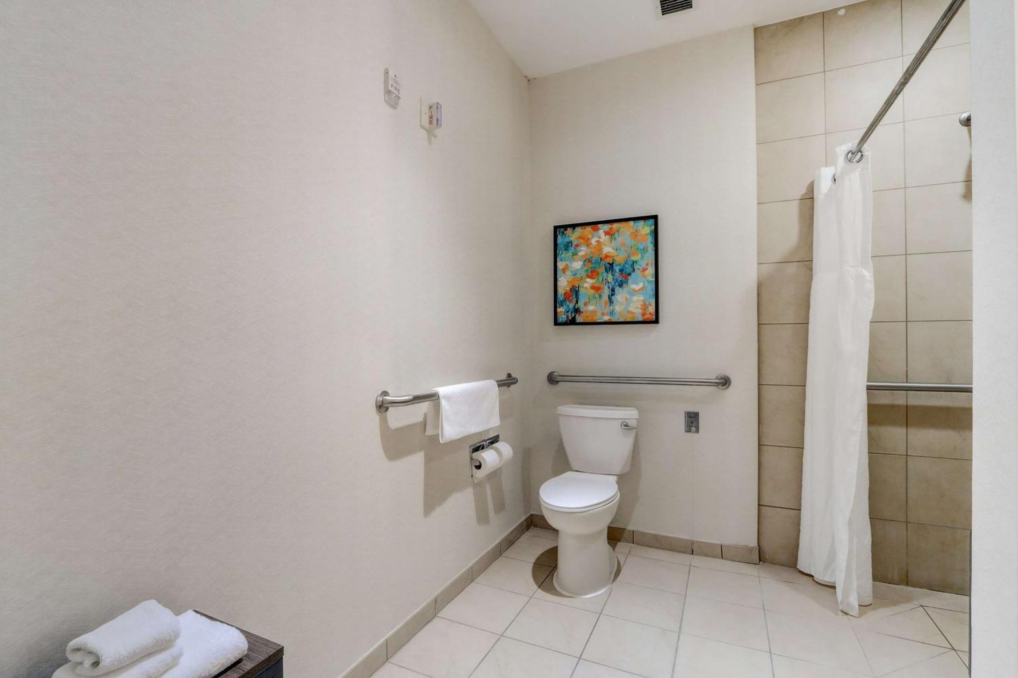 King Room with Roll-In Shower - Mobility Access,1574714663:JPEG