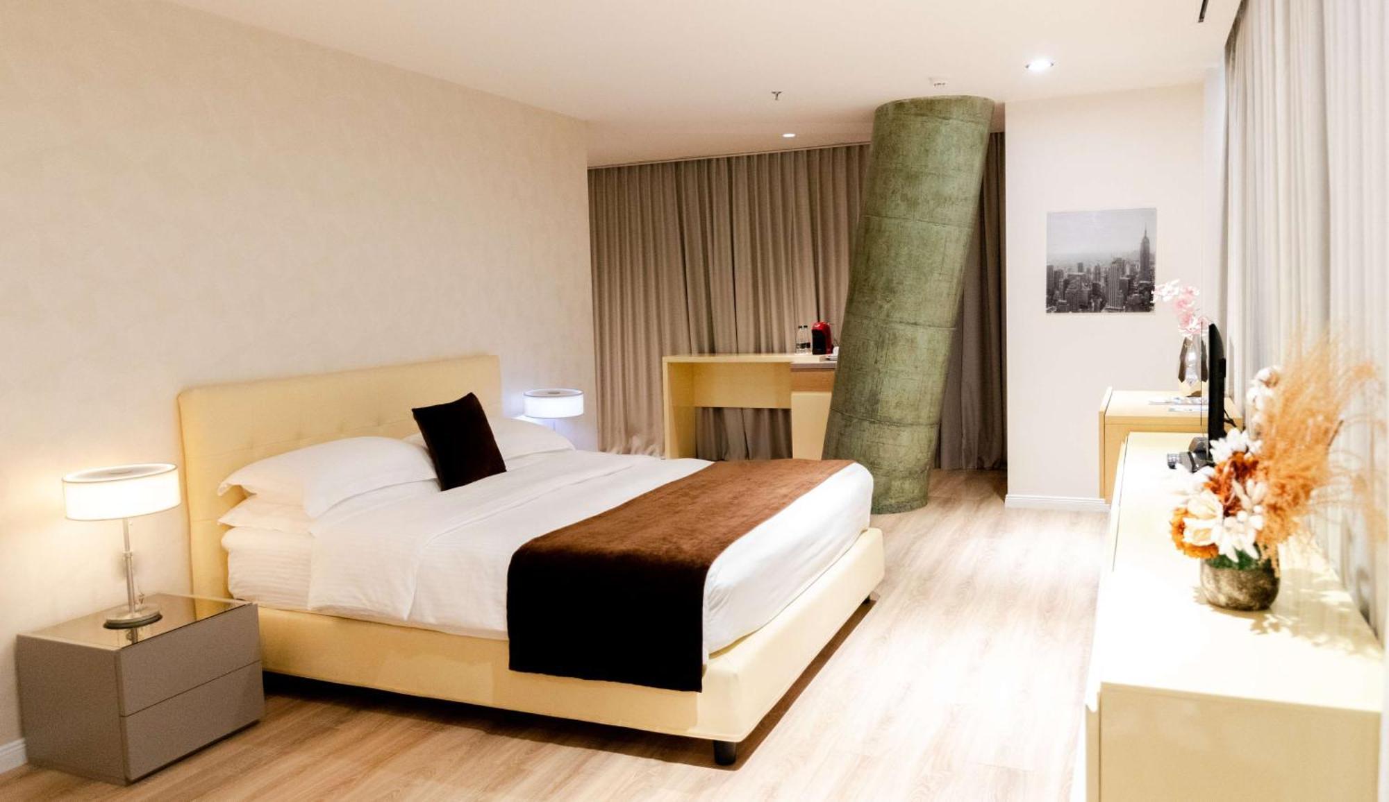 Junior King Suite Bathtub