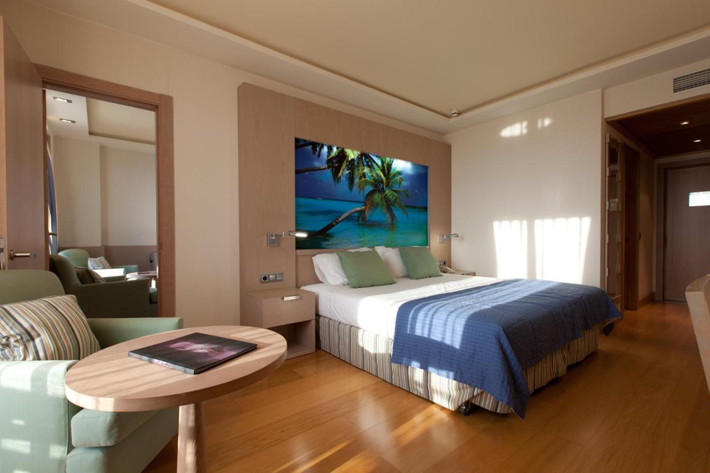 Family Room (2 Adults + 2 Children),1580141215:JPEG