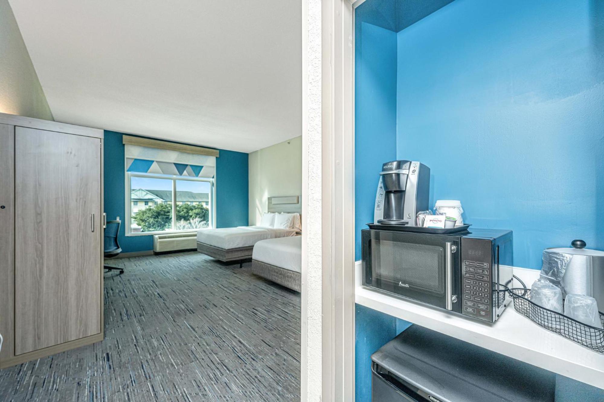 Queen Room Two Queen Beds Hearing Accessible