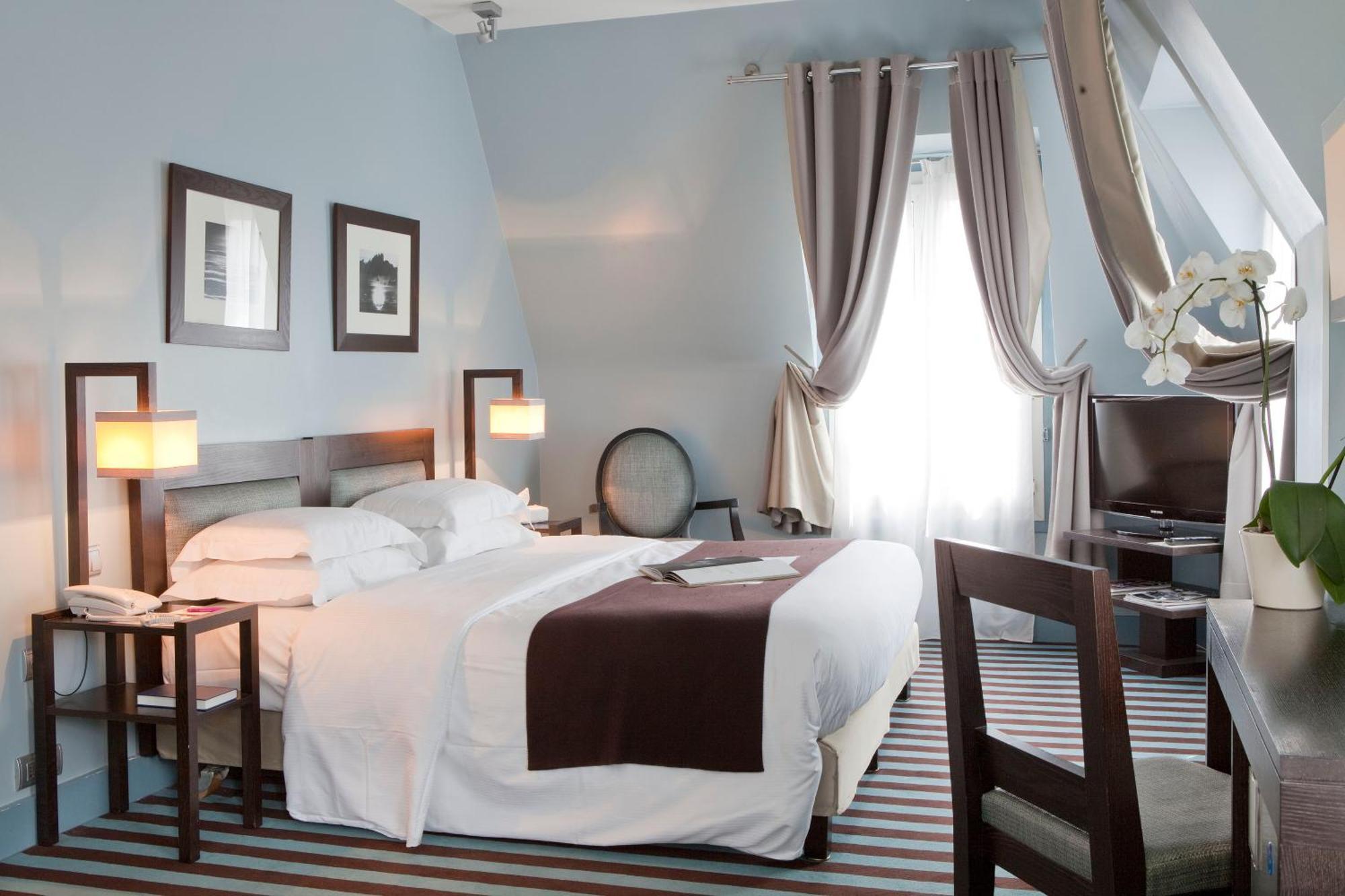 Deluxe Queen Room