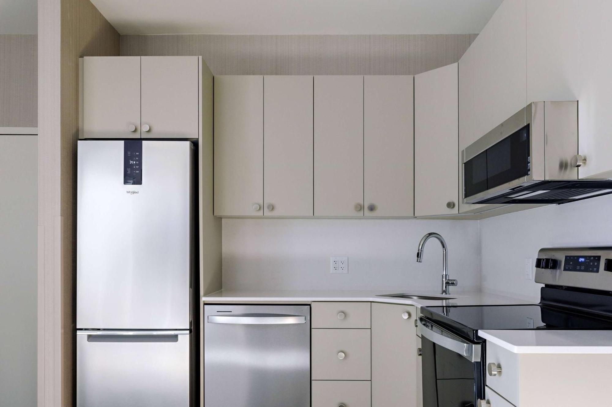 One-Bedroom Queen Suite Mountain View Non-Smoking