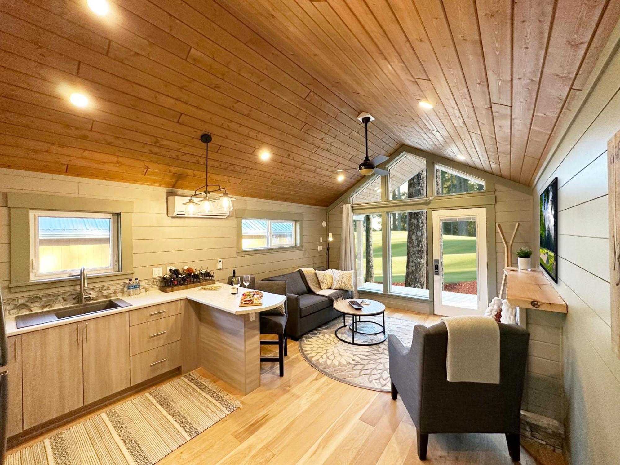 King Suite with Golf Course View,1583092984:JPEG