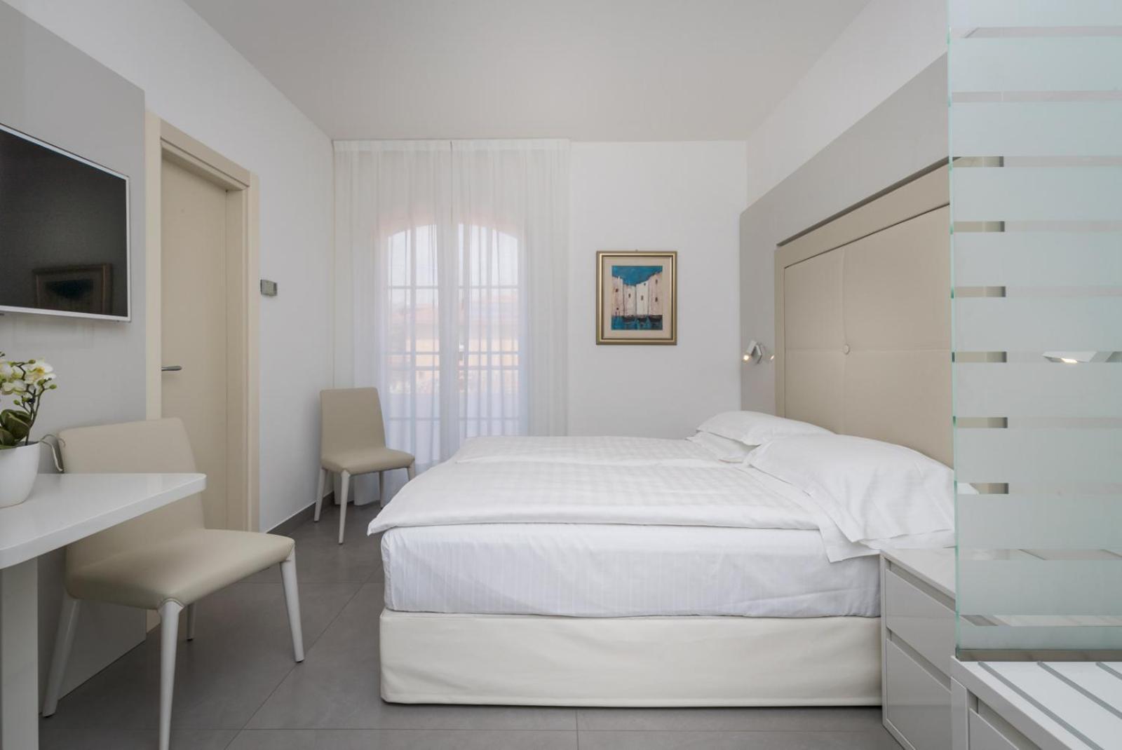 Double or Twin Room Partial Lake View,1584544497:JPEG