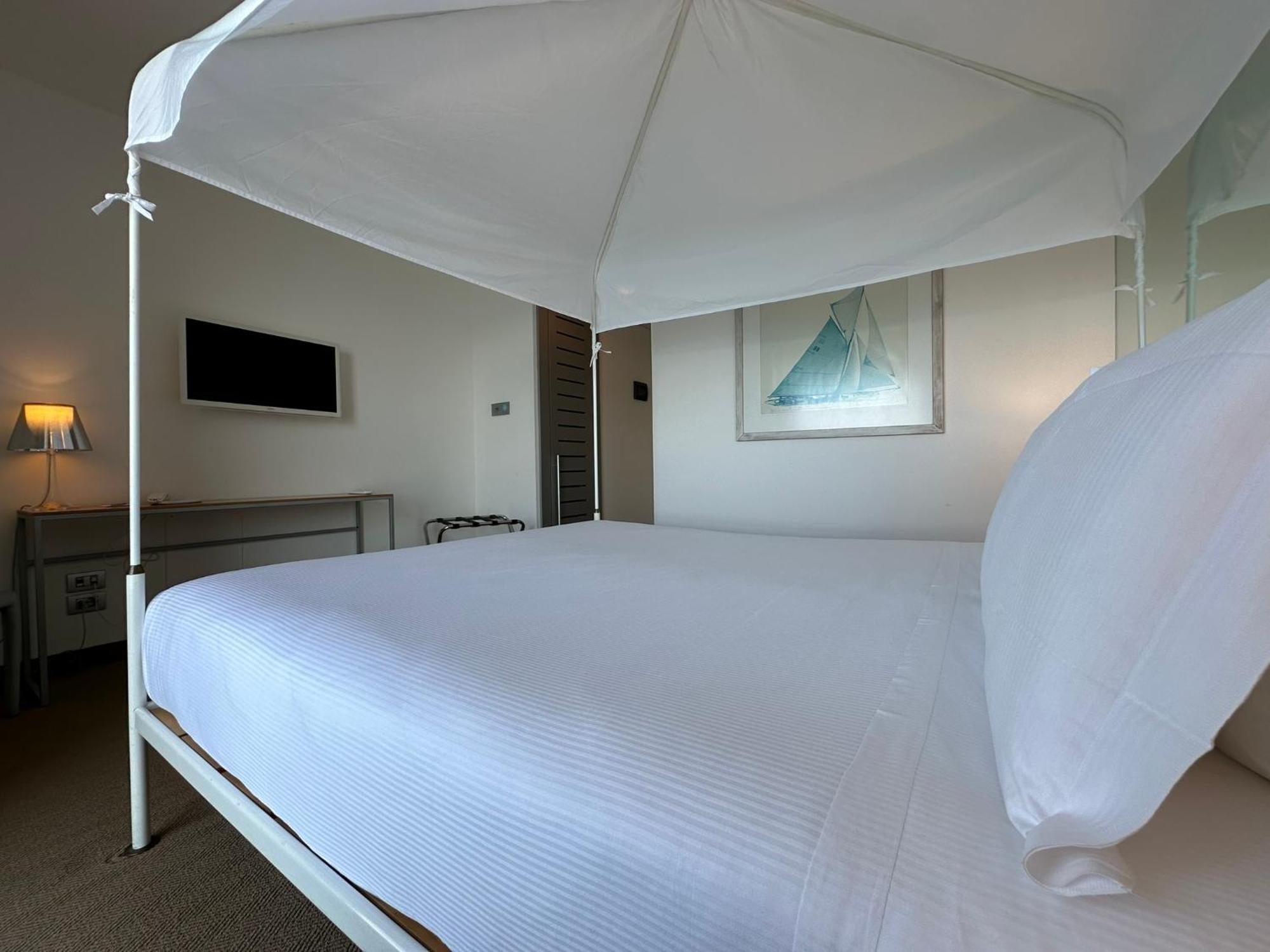 Double Room Poster Bed