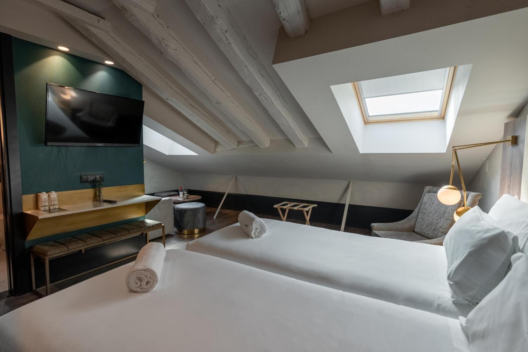 Superior Double Room Attic,1586107307:JPEG