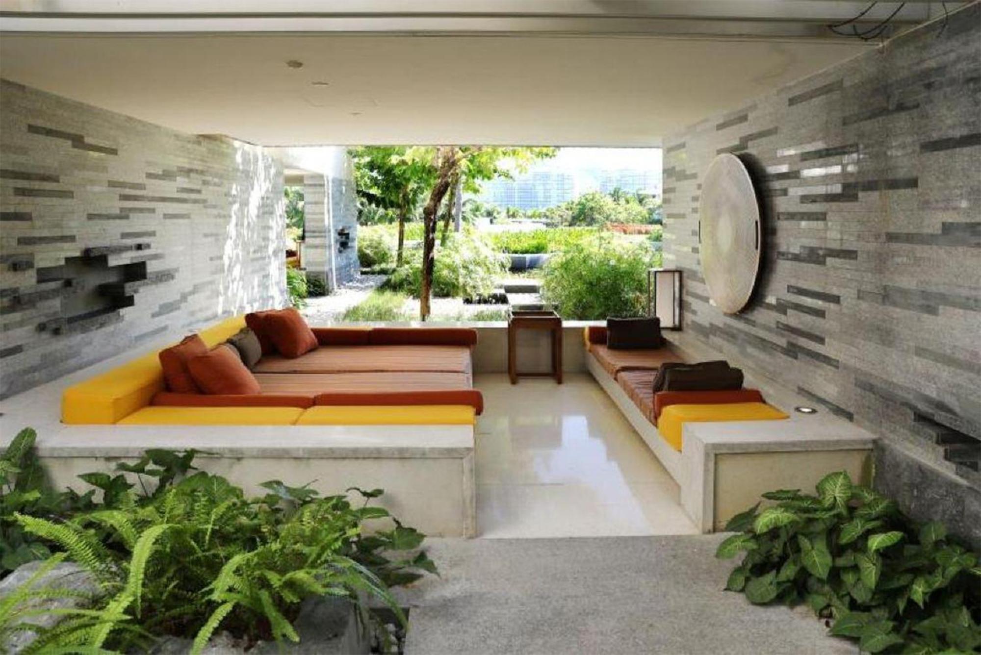 1KingClassic GardenVw OutdoorLivingArea