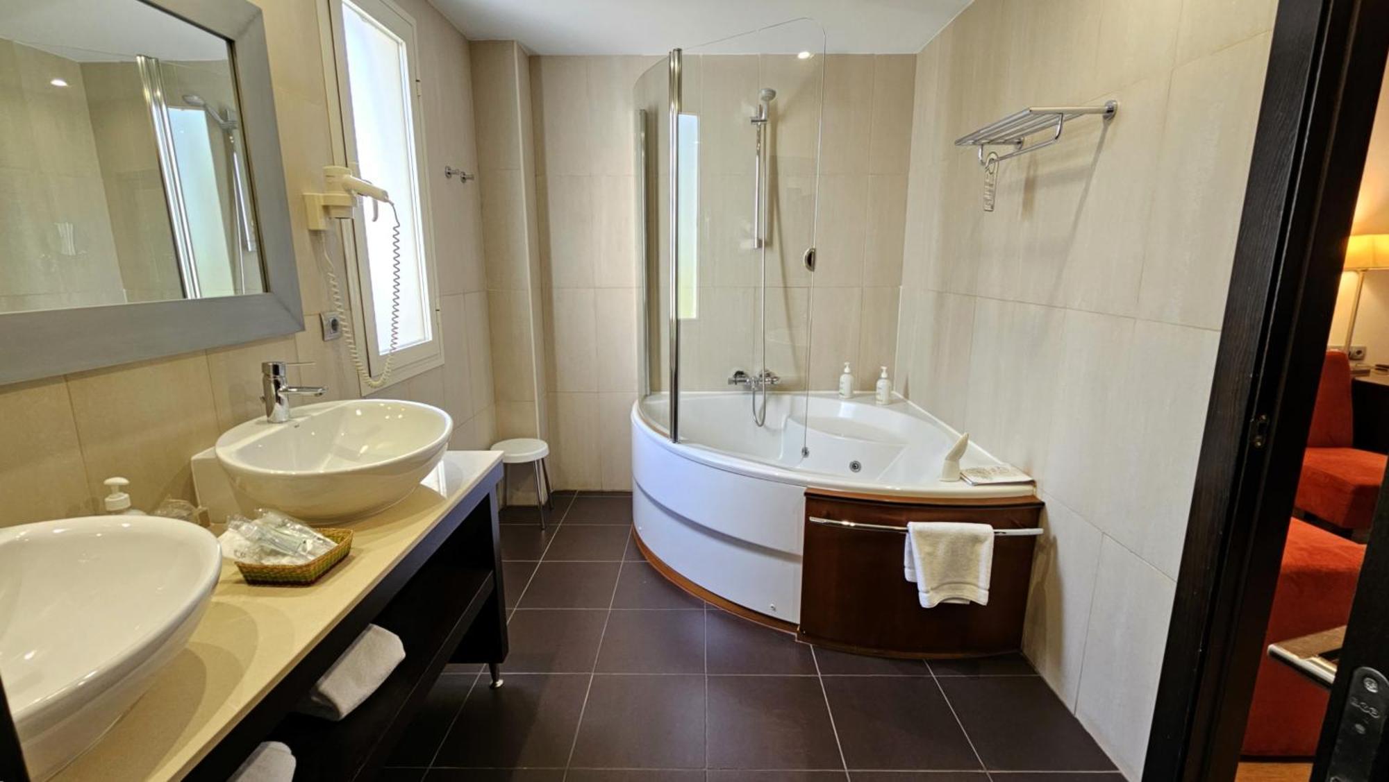 Suite con bañera de hidromasaje - Cama extragrande