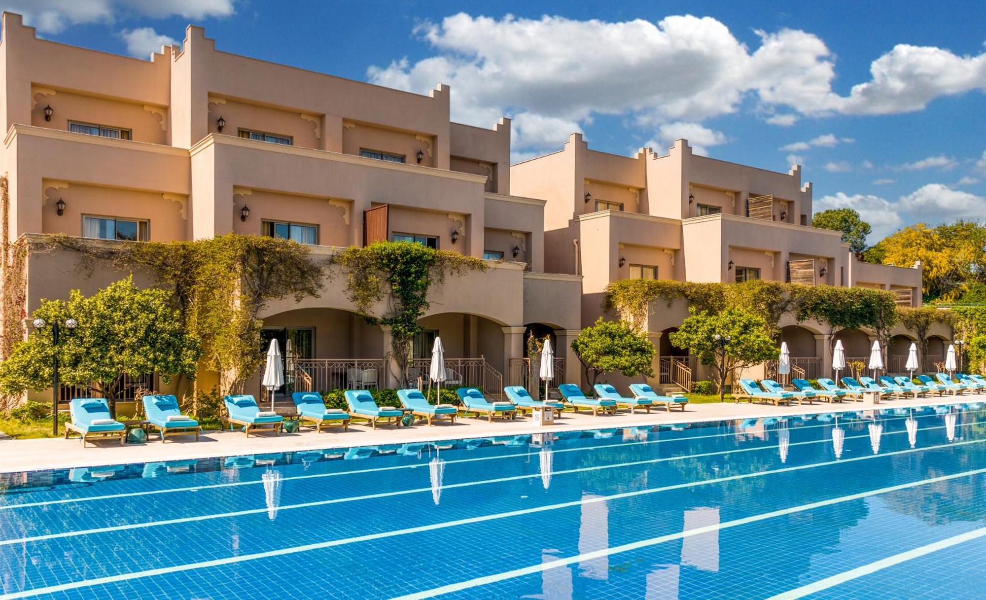 Swim-Up Room