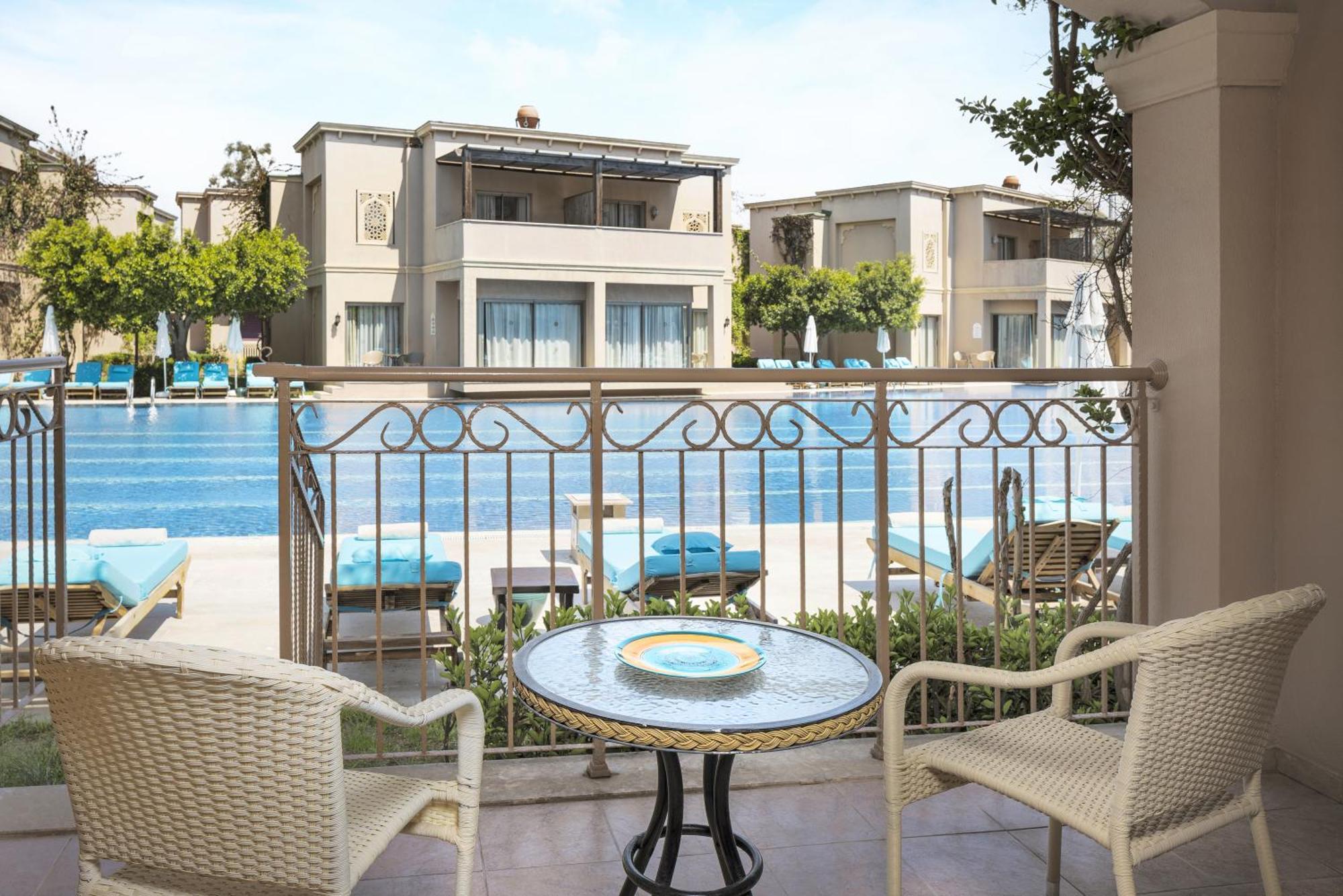 Swim-Up Room
