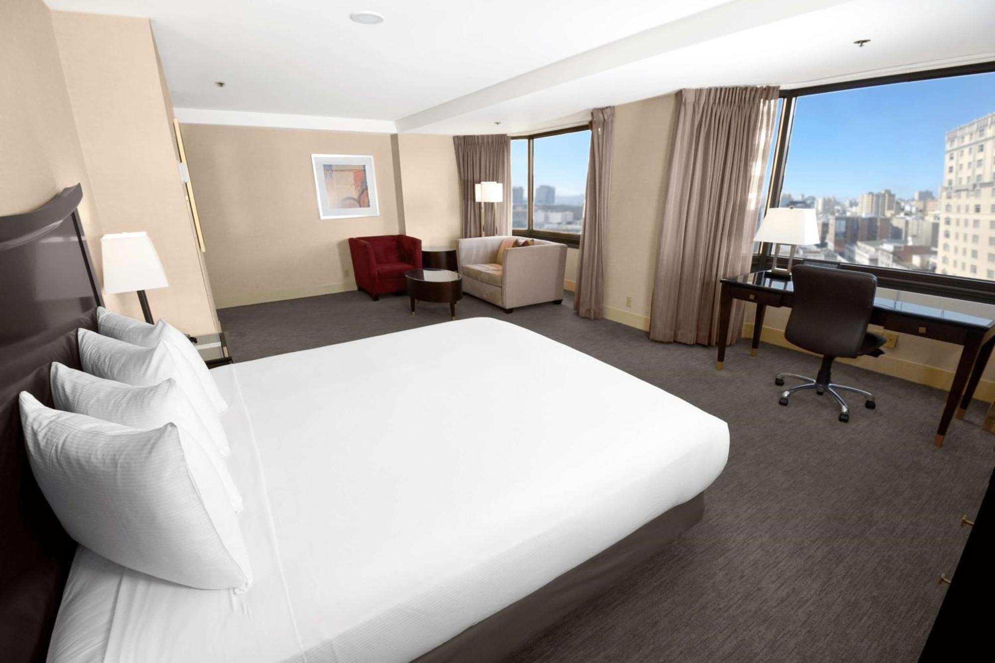 Junior King Suite Seating Area,1587497615:JPEG