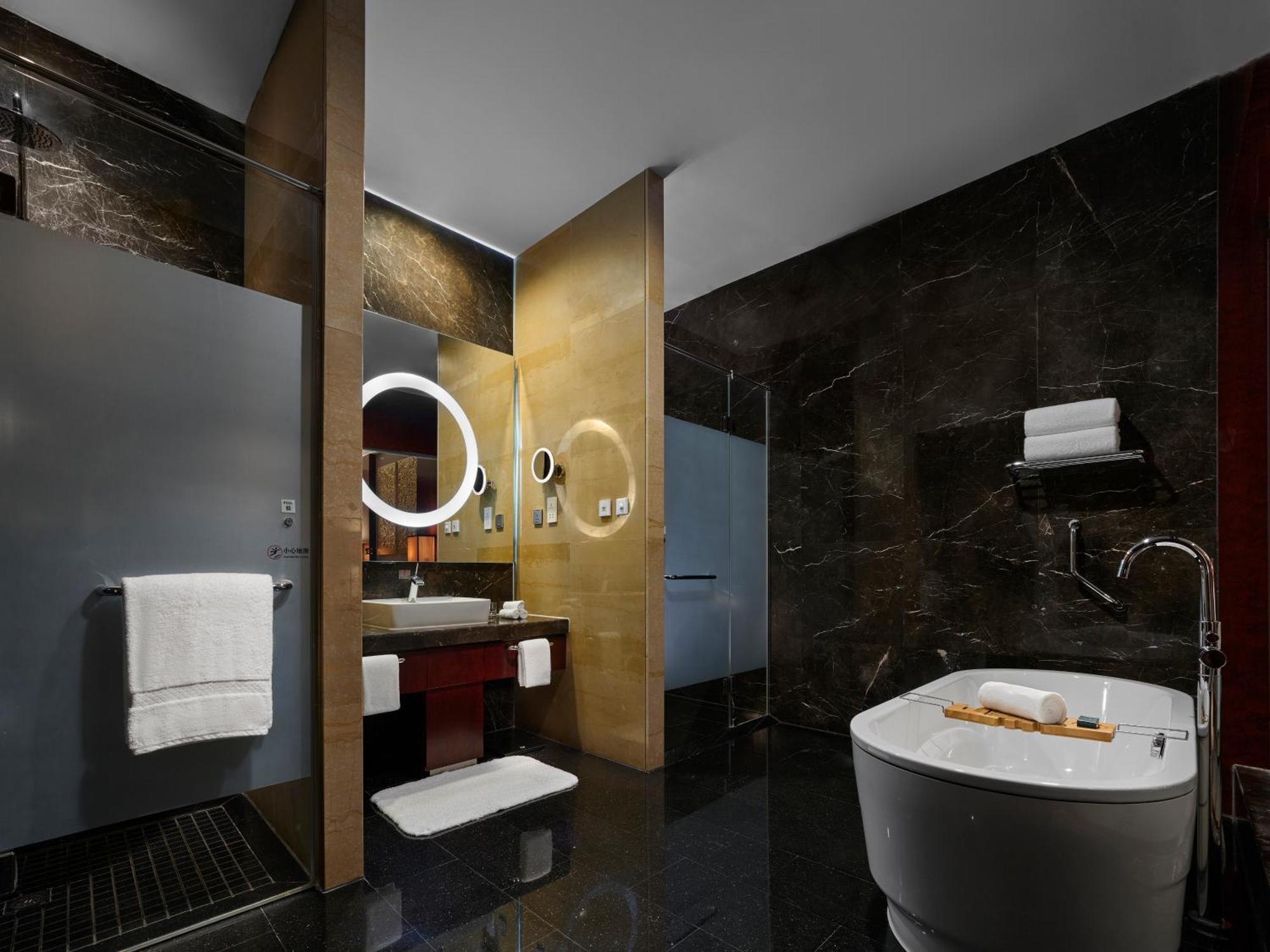 Deluxe King Suite