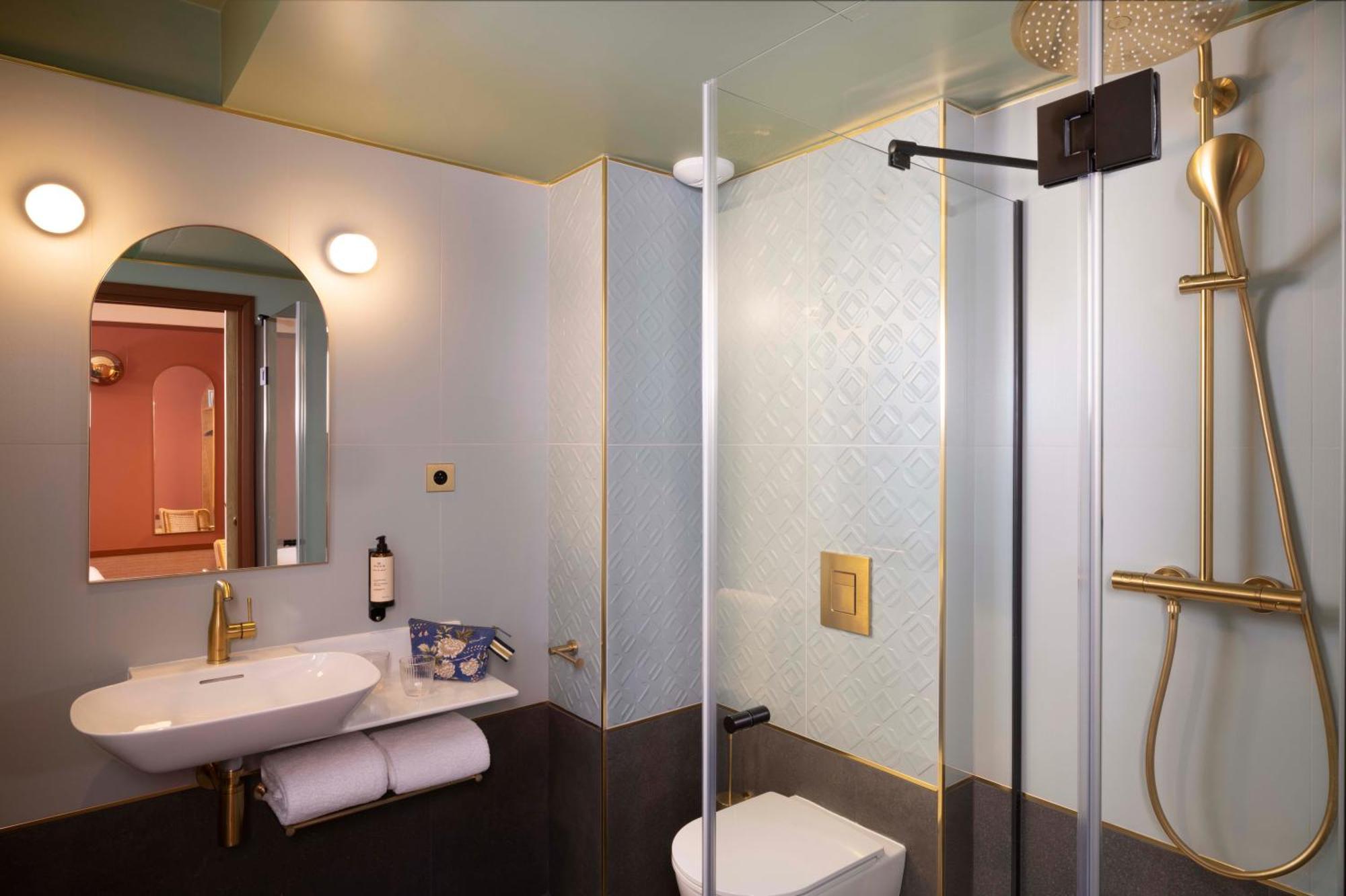 Comfort Queen Room