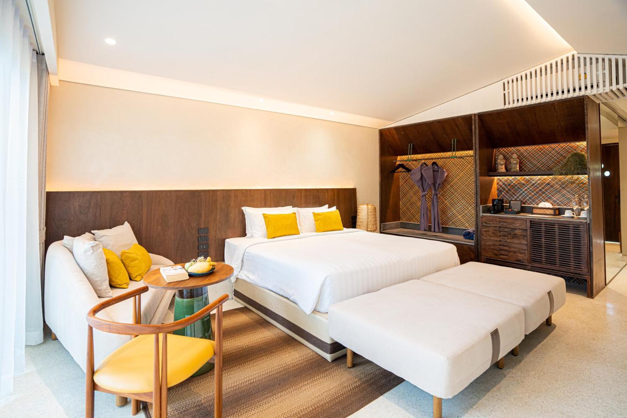 LUX Jacuzzi Suite with Unlimited Free 24-Hour Water Shuttle Service
