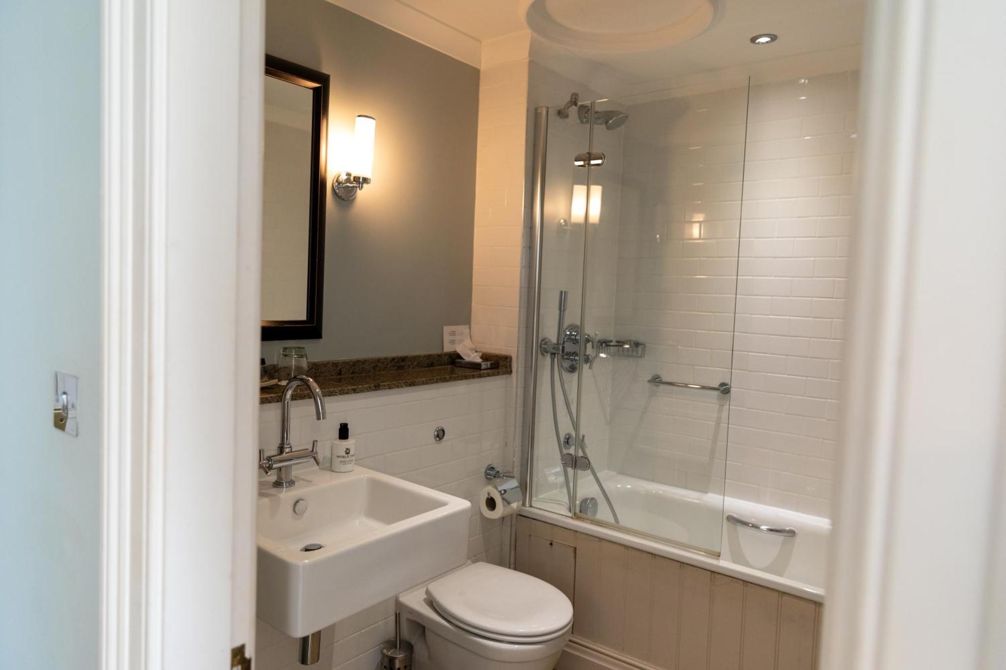 Suite,1611068071:JPEG