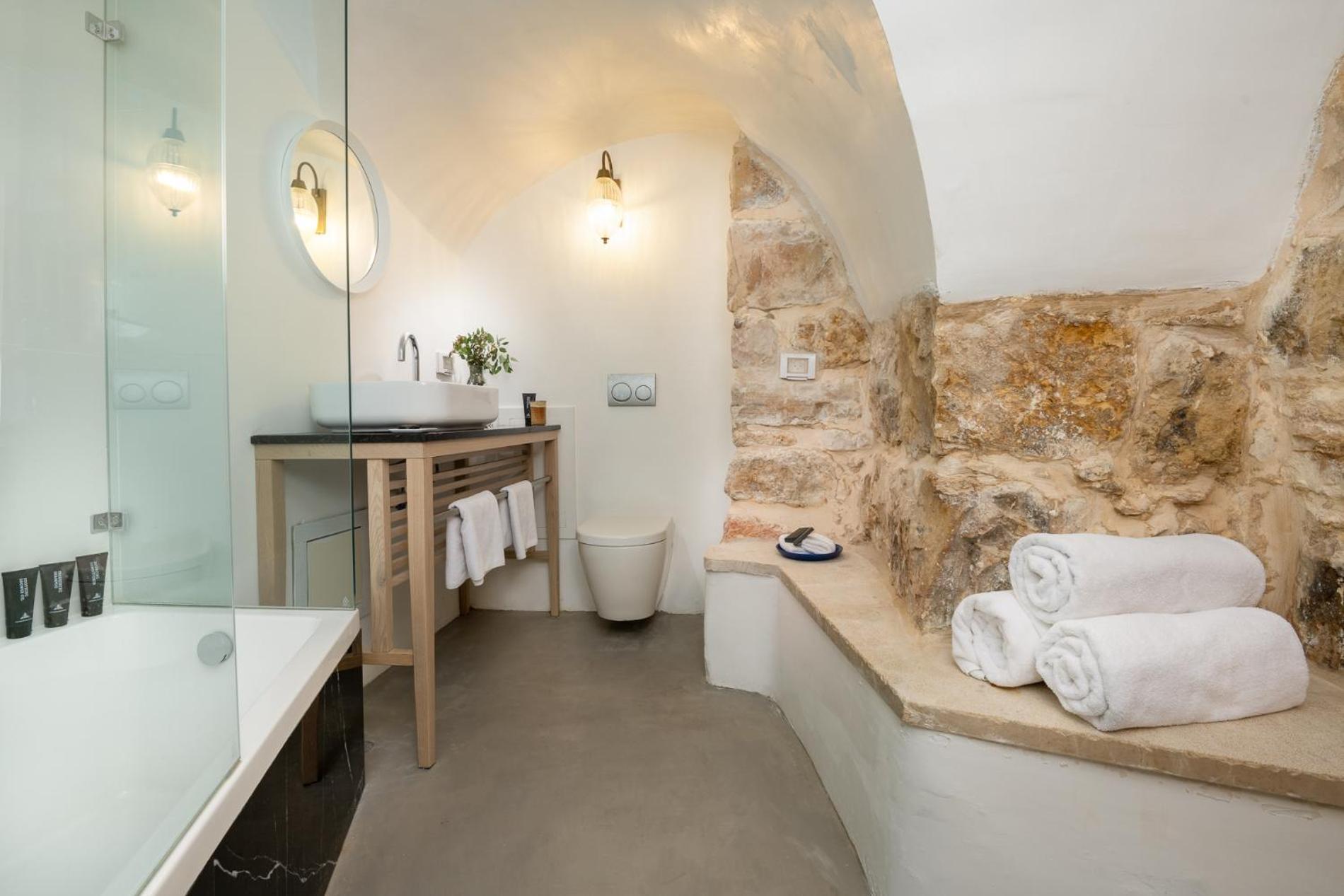 Deluxe Double Room Bath