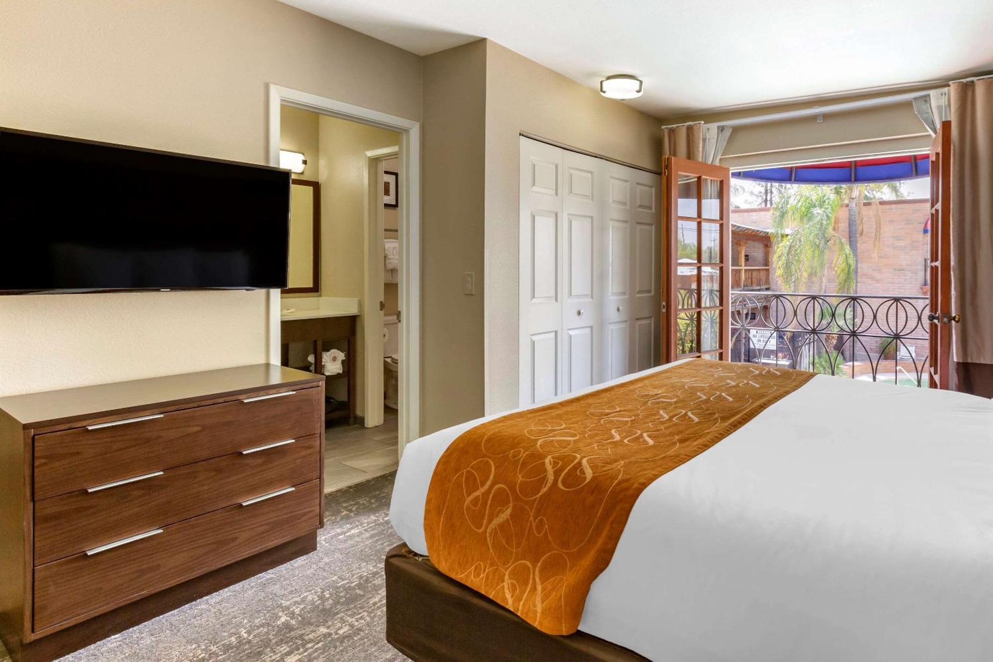 King Suite - Accessible/Non-Smoking