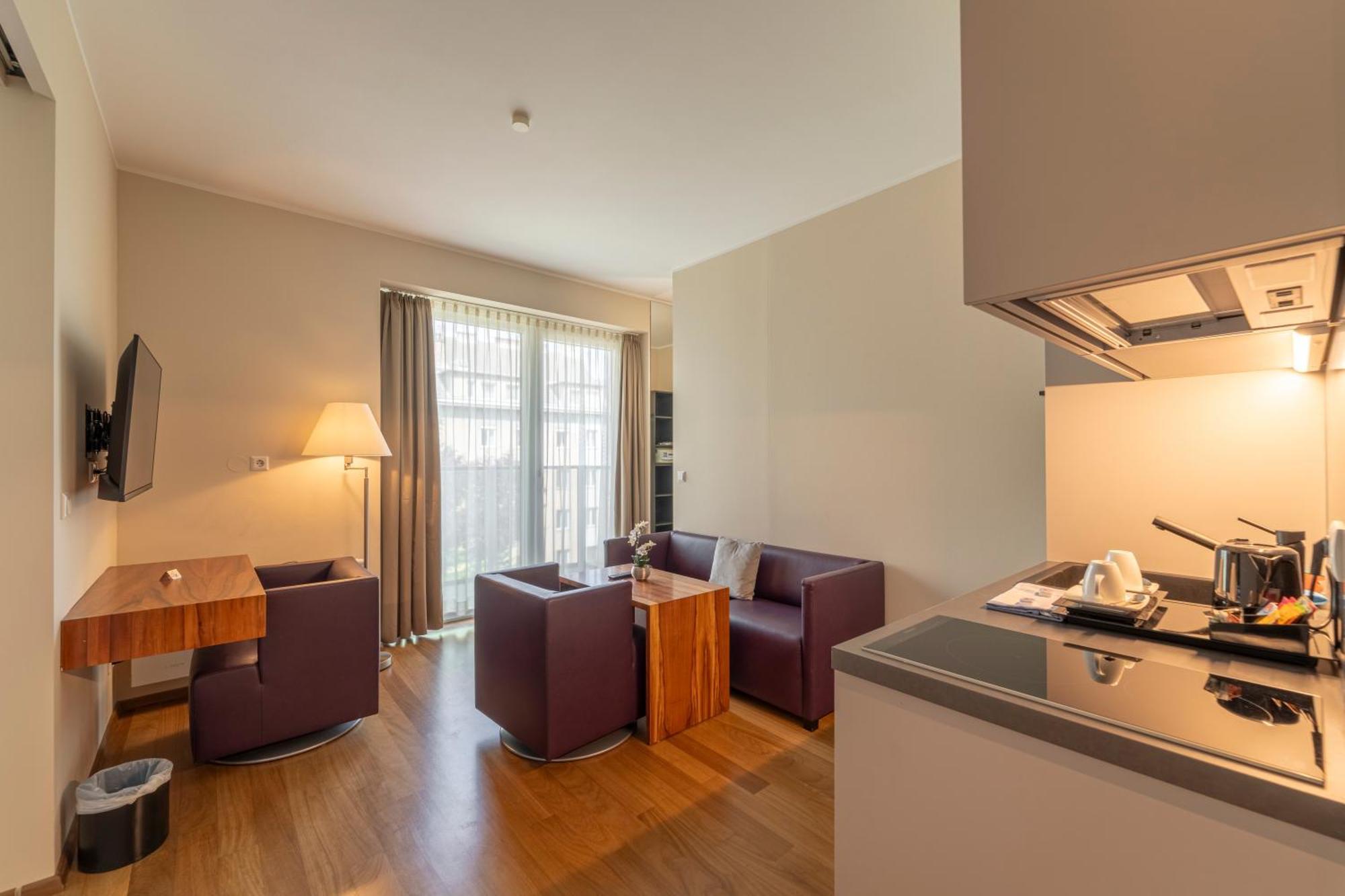 One-Bedroom Apartment Balcony 7er