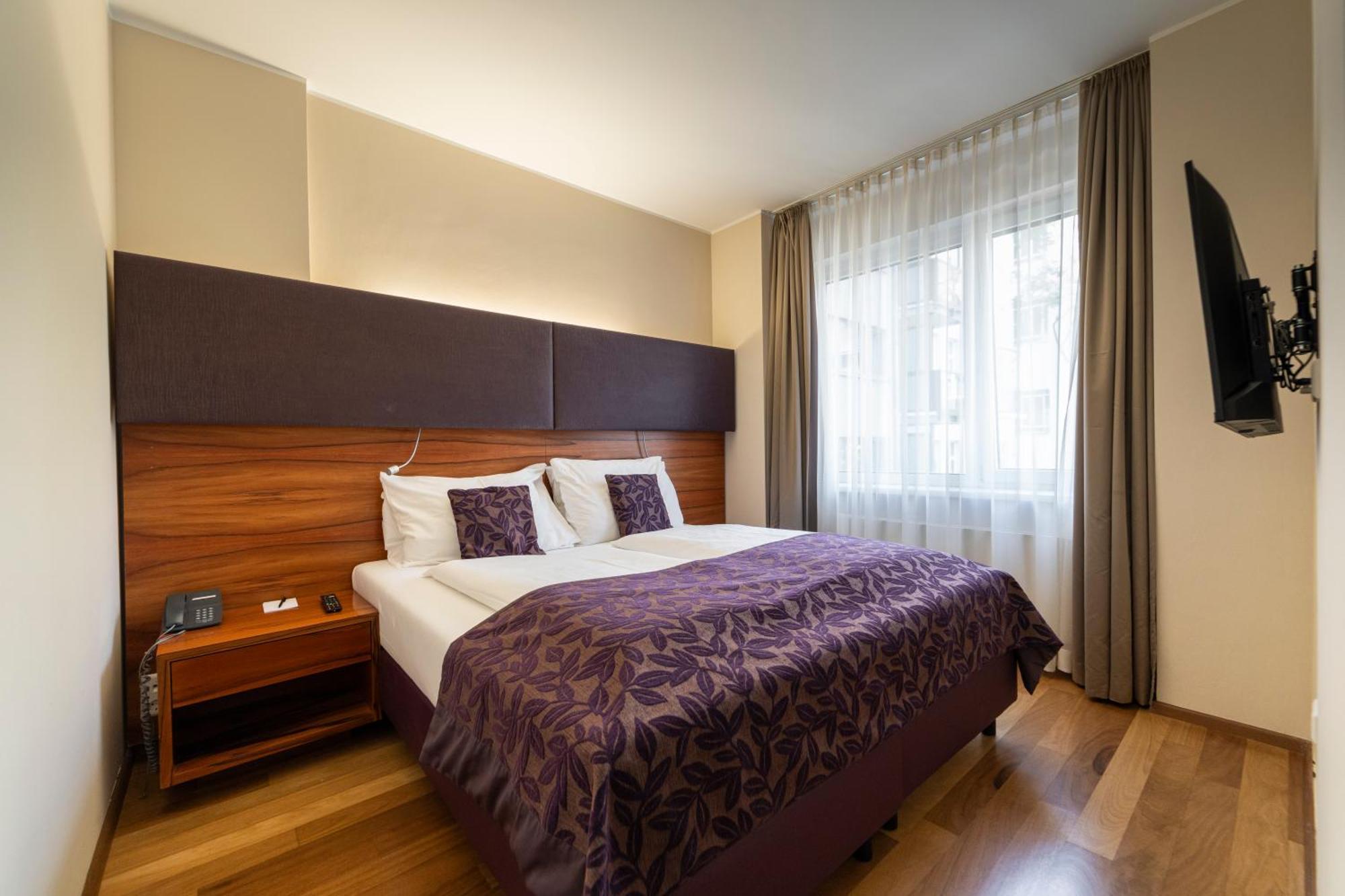 One-Bedroom Apartment Balcony 7er