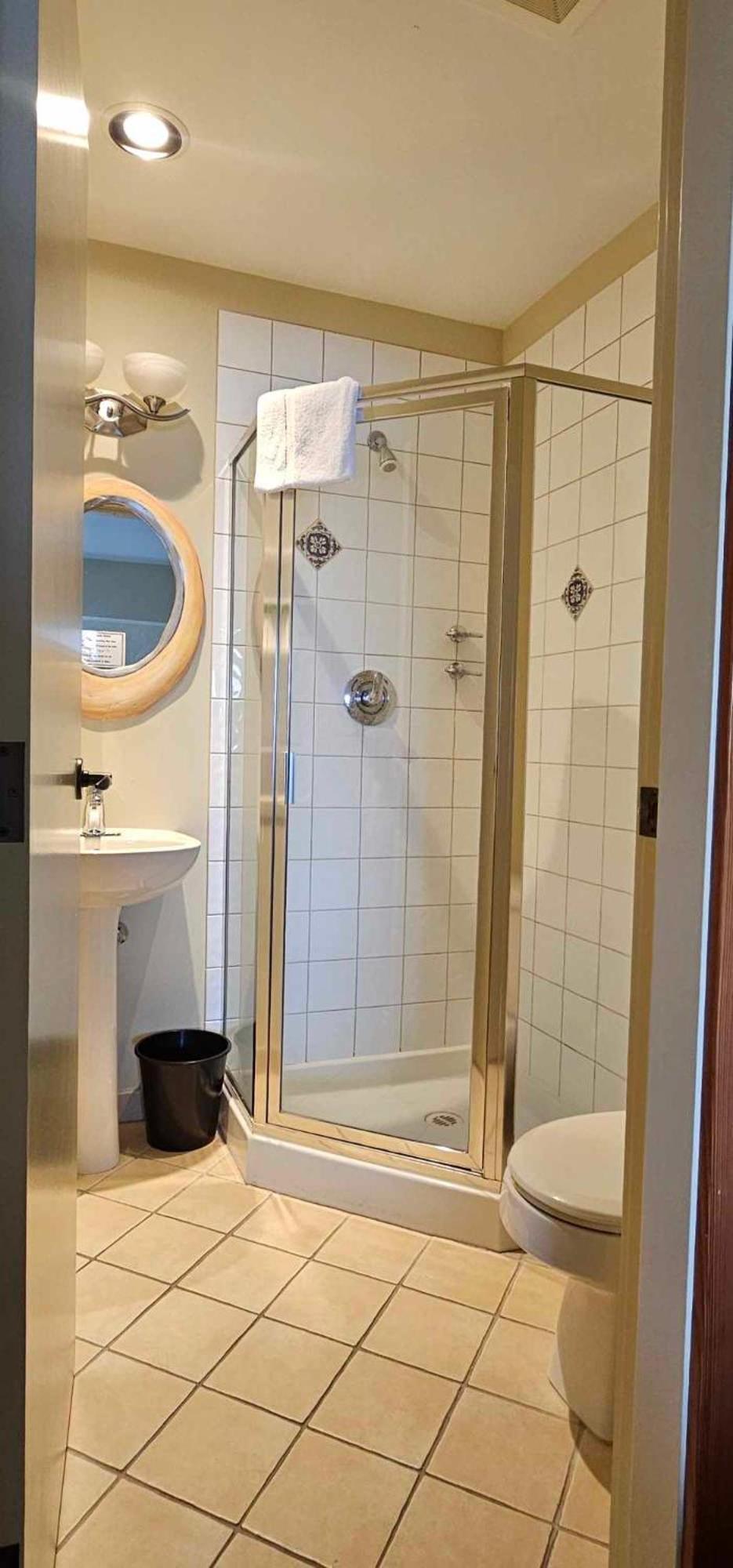 Deluxe Queen Suite
