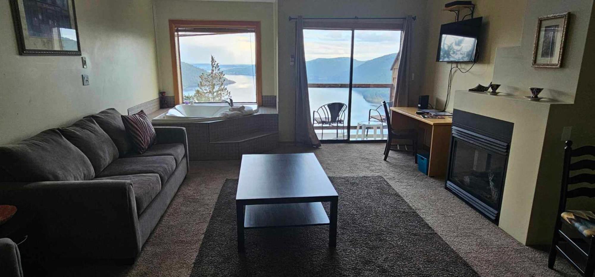 Deluxe Queen Suite