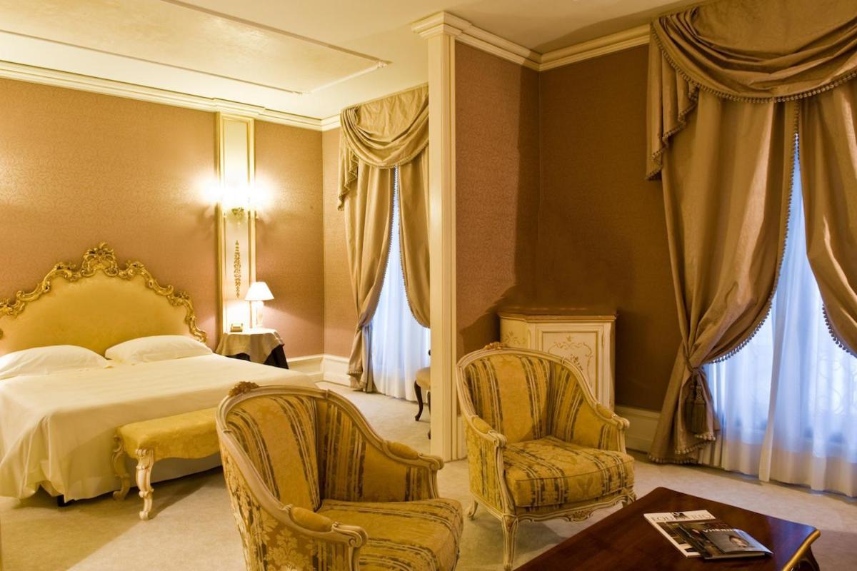 Deluxe Suite Side Grand Canal View