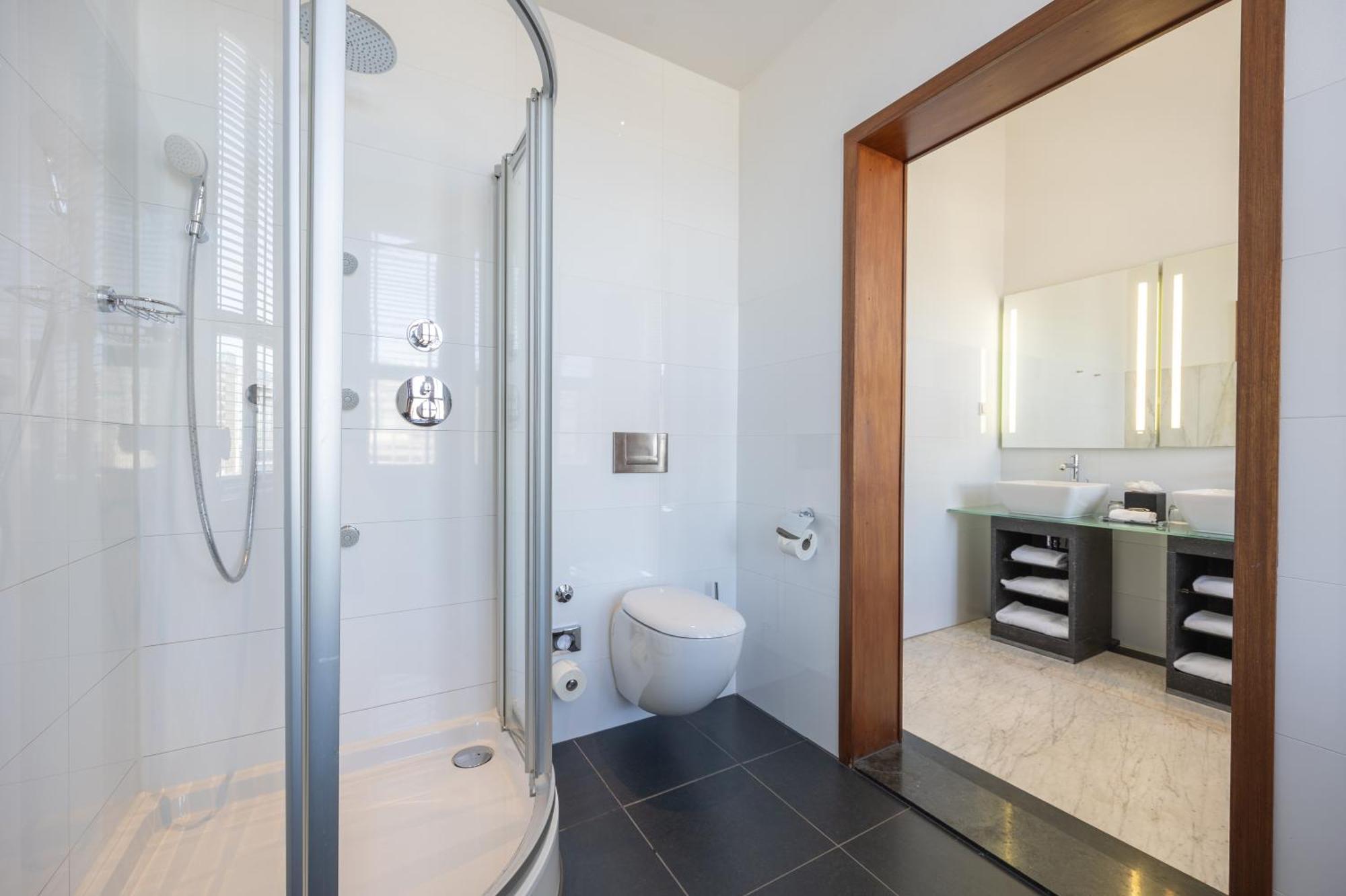 Suite,1592874780:JPEG