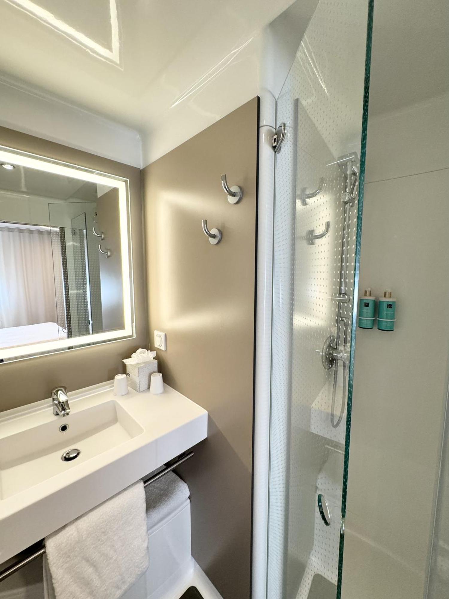 Superior Suite With One Double Bed And Two Single Beds,1704860691:JPEG