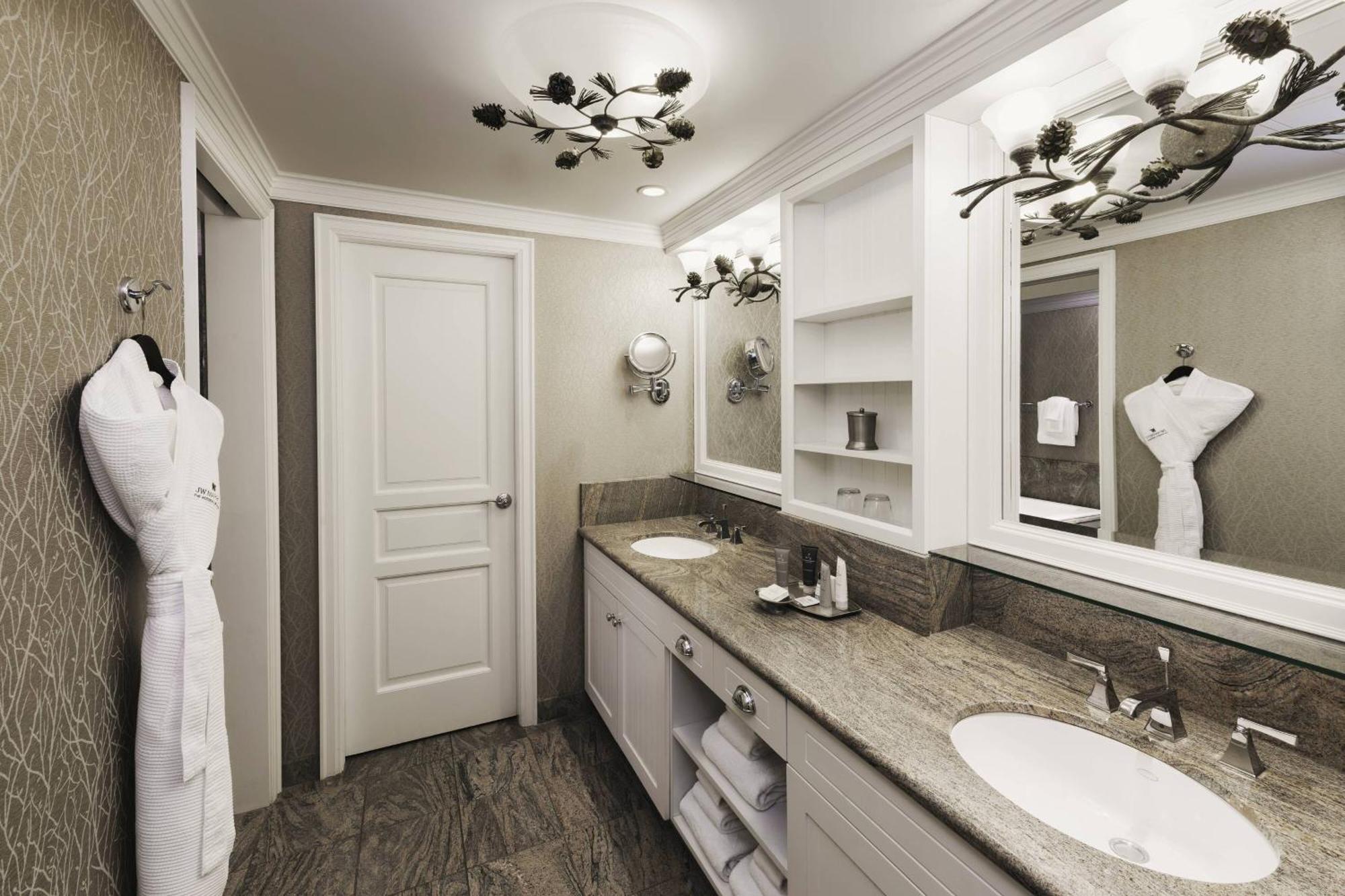 1 Bedroom Suite 1 King, Sofa Bed, Non Lake view, Fireplace
