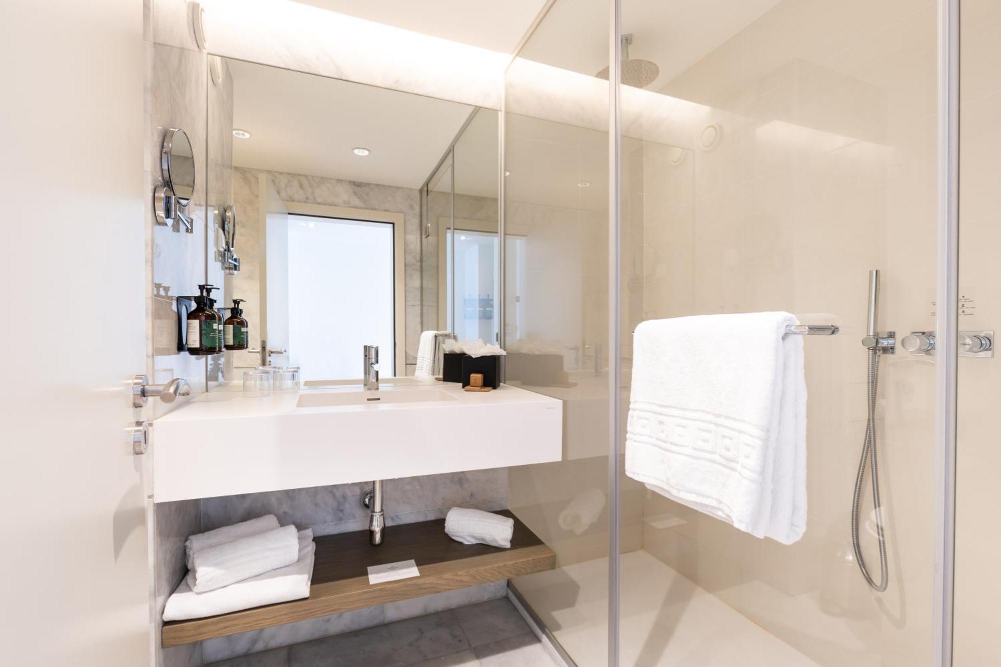 Premium King Room with Balcony,1593642560:JPEG