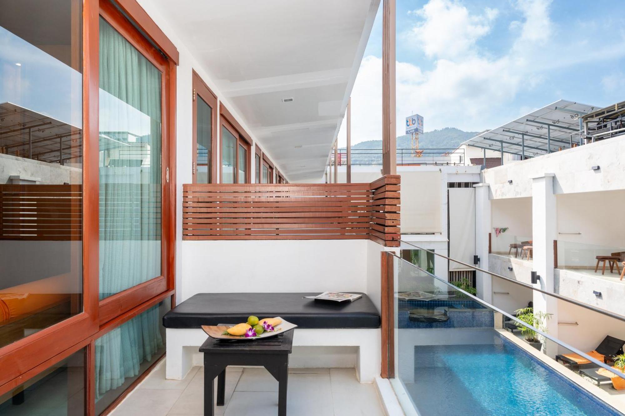 Deluxe Double Room Pool View Daily Complimentary Minibar