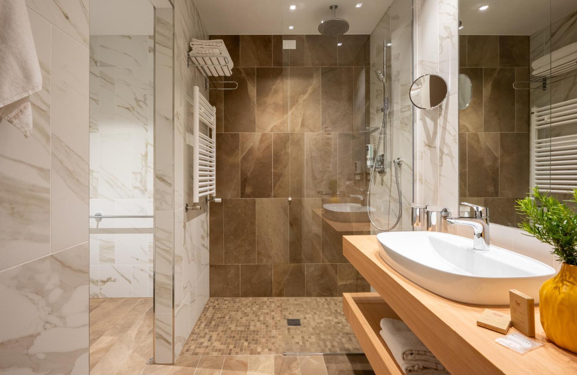 Deluxe Double Room,1593647268:JPEG