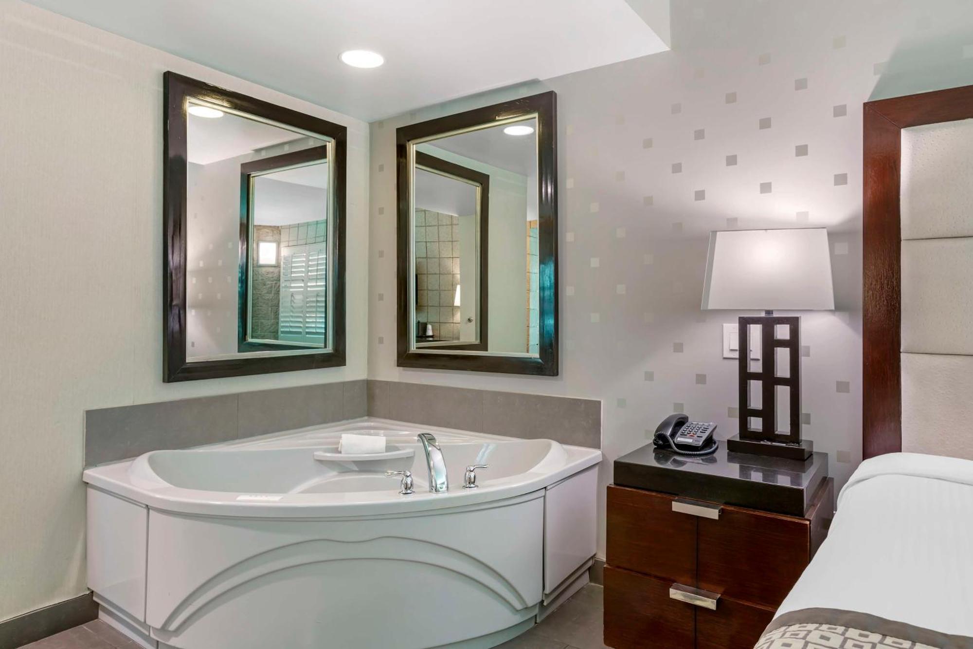 King Suite with Spa Bath, Living Room and Private Patio - Non-Smoking