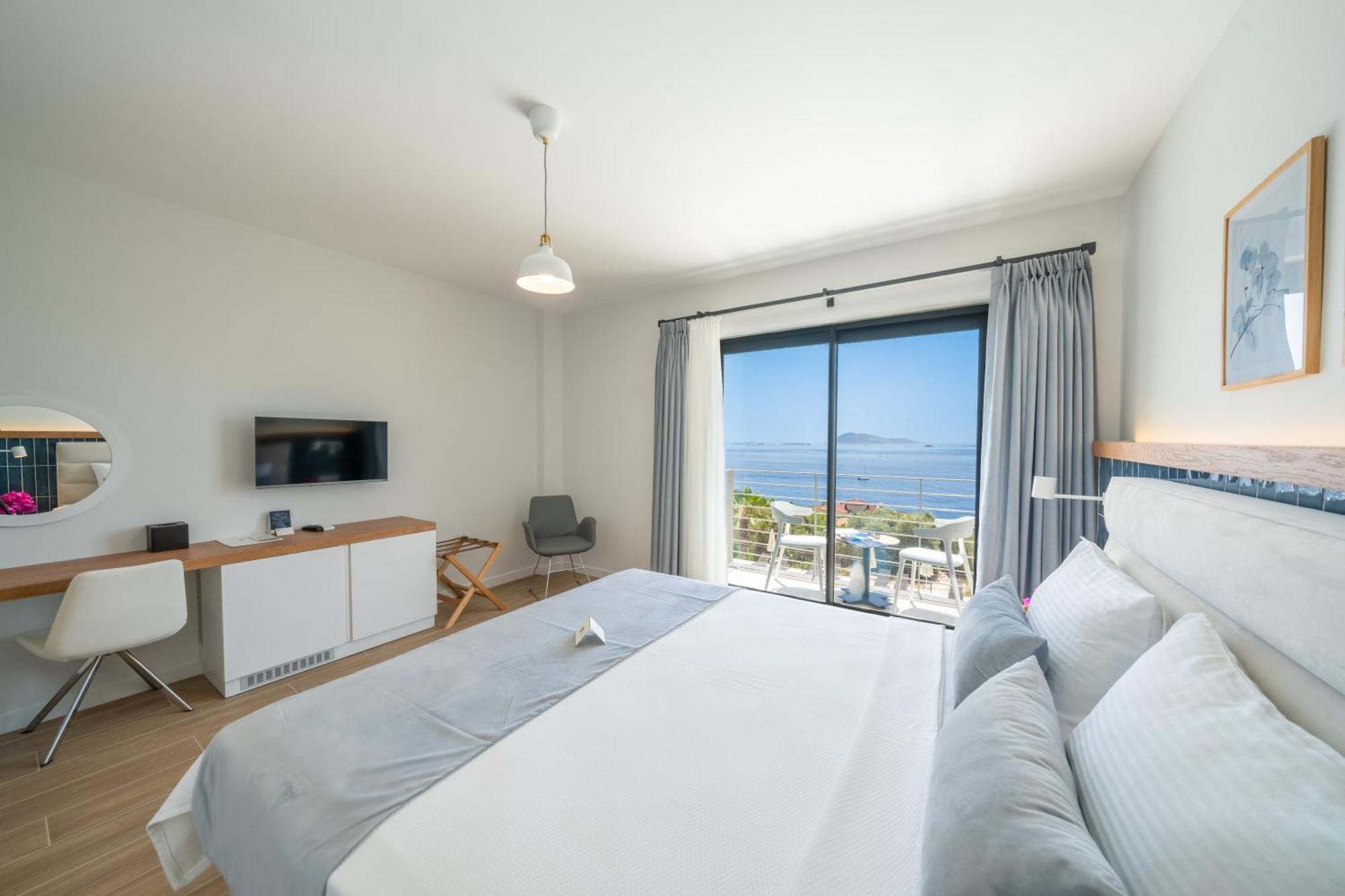 Deluxe Double Room (2 Adults + 1 Child),1595405484:JPEG