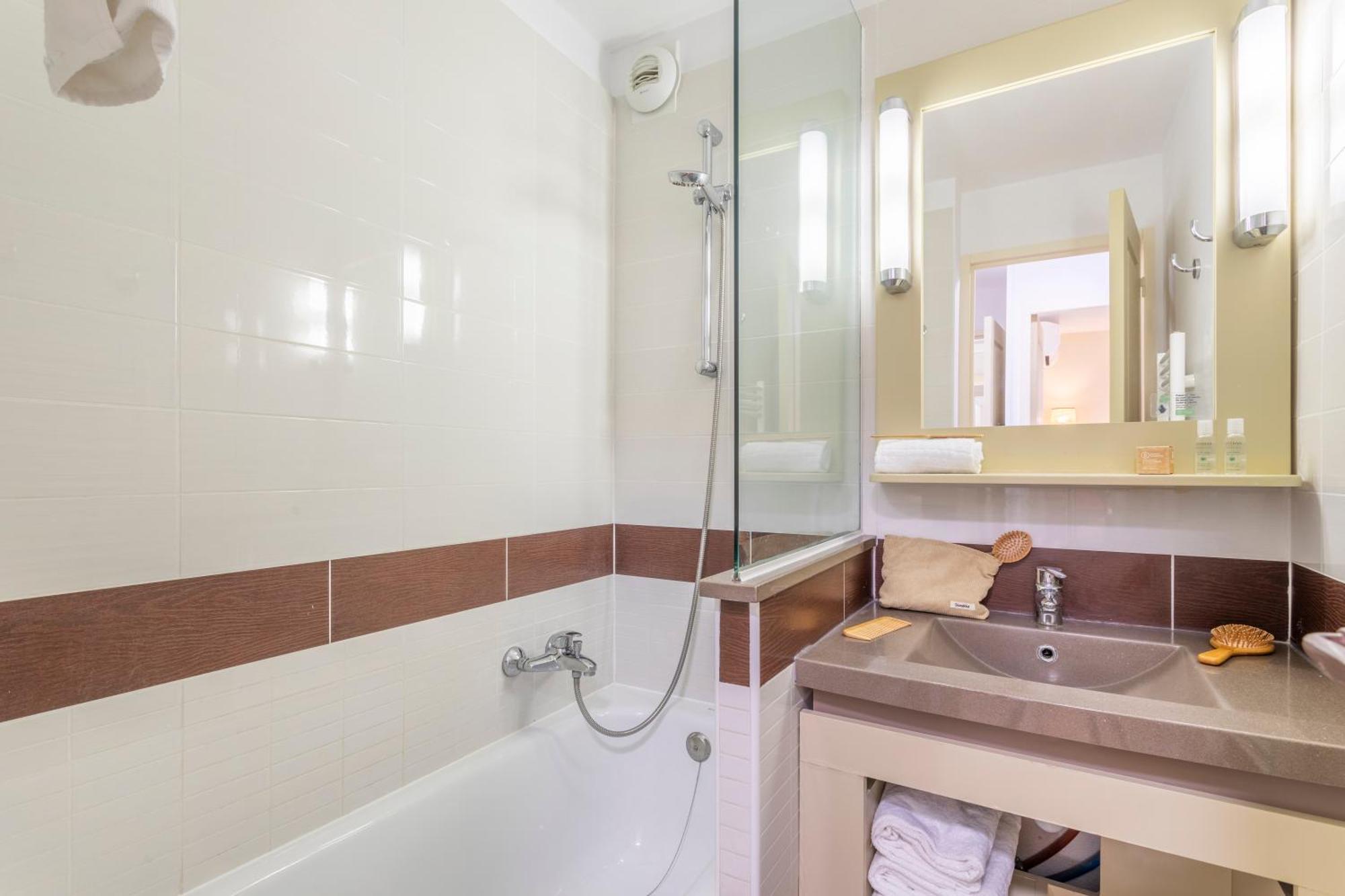 Superior One-Bedroom Apartment with Sleeping Alcove, Air Conditioning and Terrace (6 People),1596013811:JPEG