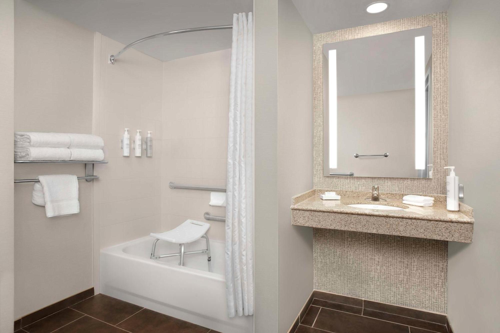 King Room Tub Mobility Hearing Access,1596867882:JPEG