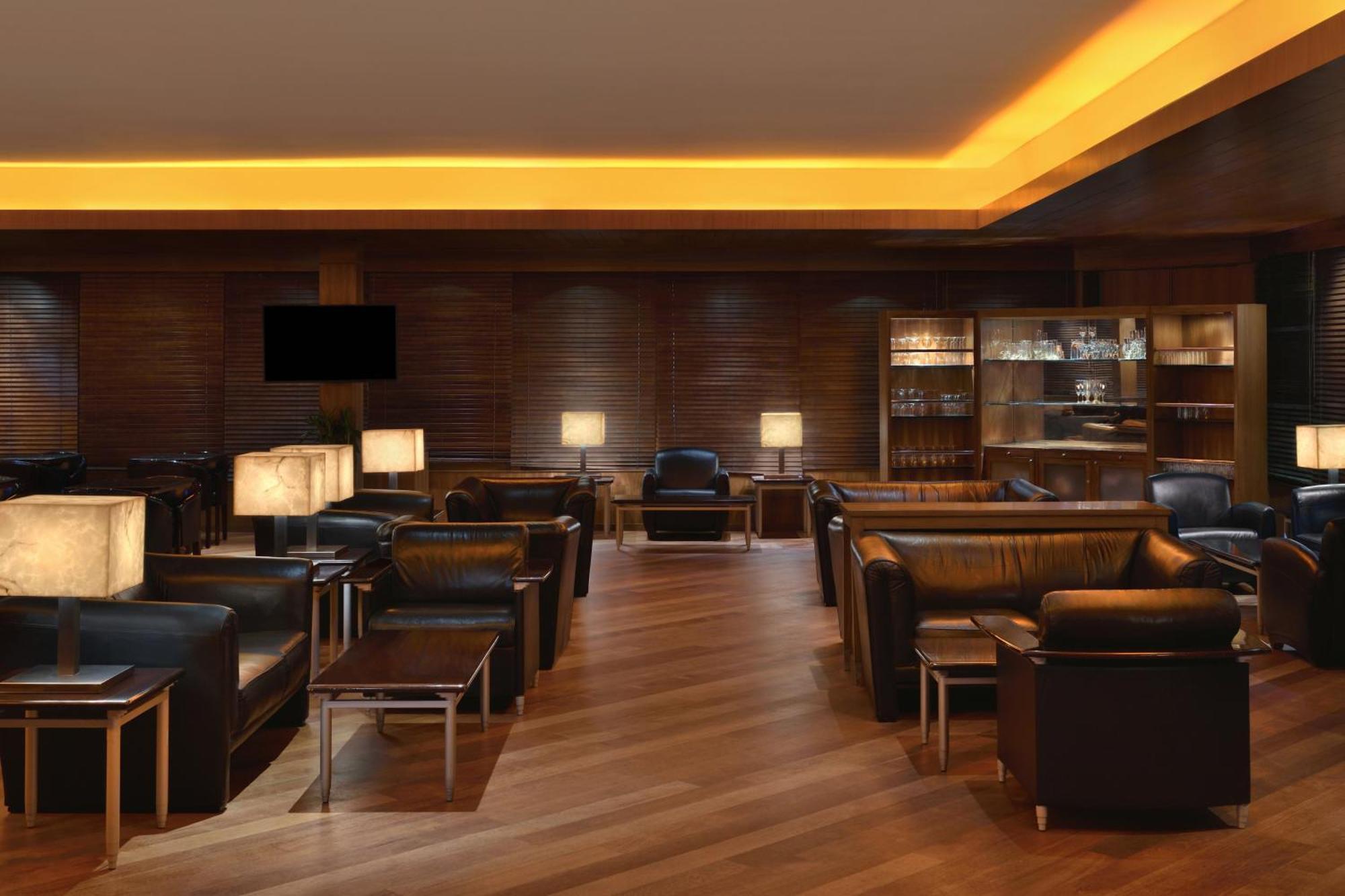 Club Room Twin 2 way Airport Transfer Access to club lounge including Hi-Tea from 3-5 pm Happy Hours from 6-8 pm
