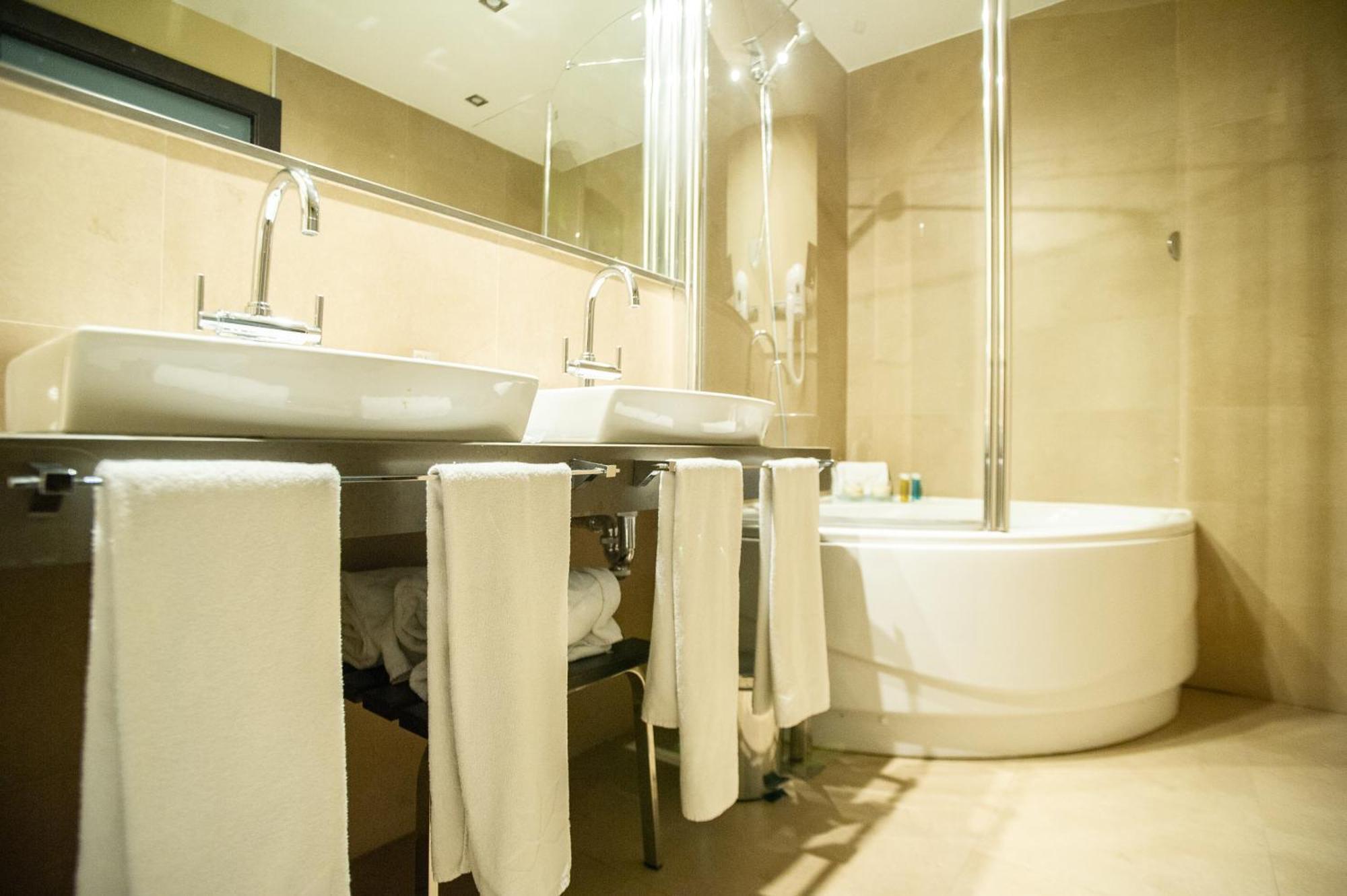 Deluxe Suite Spa Bath,1746818903:JPEG